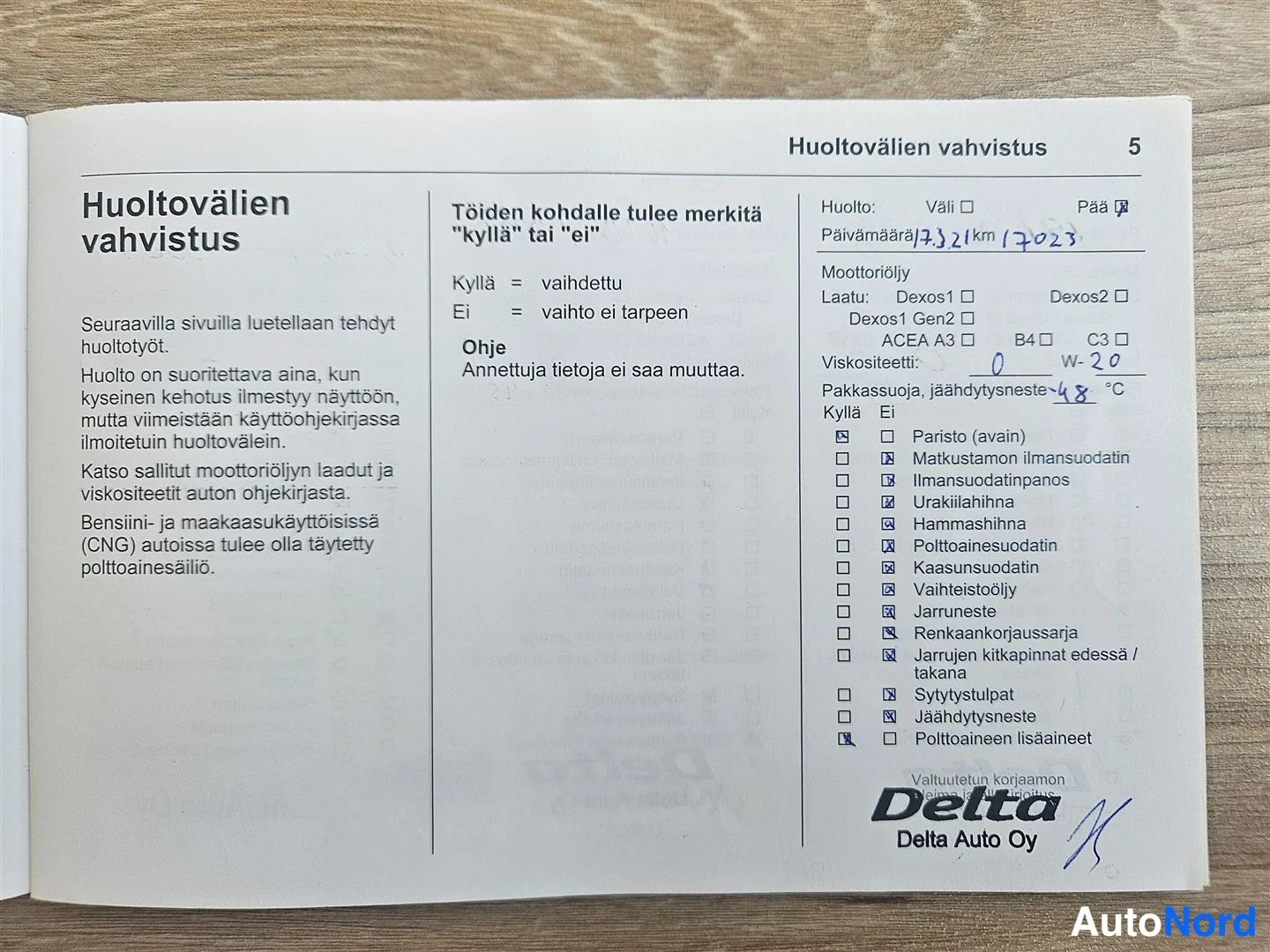 Yksityiskohta: Huoltokirjan sivu 5 'Huoltovälien vahvistus', jossa Delta Auto Oy:n leima ja merkinnät huollosta: päivämäärä 17.3.21, km 17023, kassasuodatin ja polttoaineen li