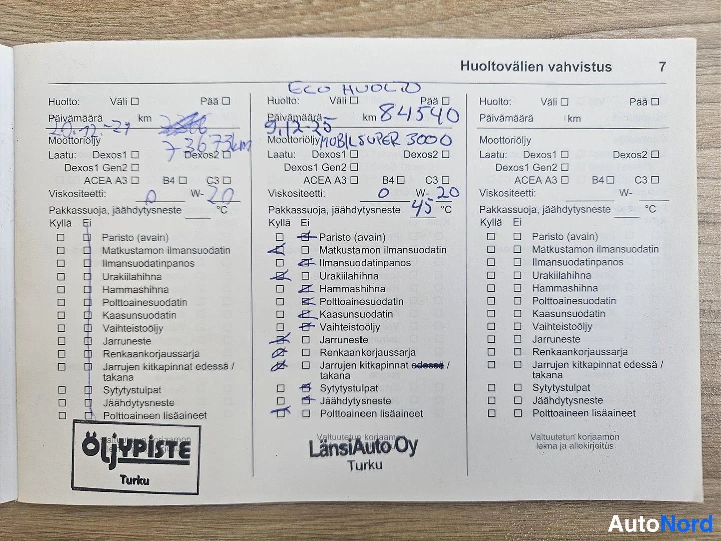 Muu: Huoltokirjan sivu 'Huoltovälien vahvistus' käsinkirjoituksin täytettynä, keskimmäinen huolto merkitty 84540 km.