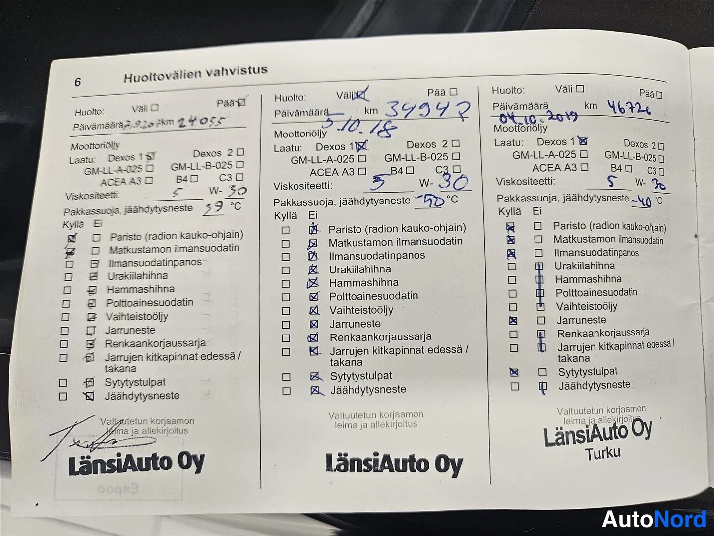 Asiakirja: Huoltokirjan huoltovälin vahvistussivu, jossa kolme täytettyä huoltoa vuosilta 2015–2019, viimeisin 46 724 km 4.10.2019.