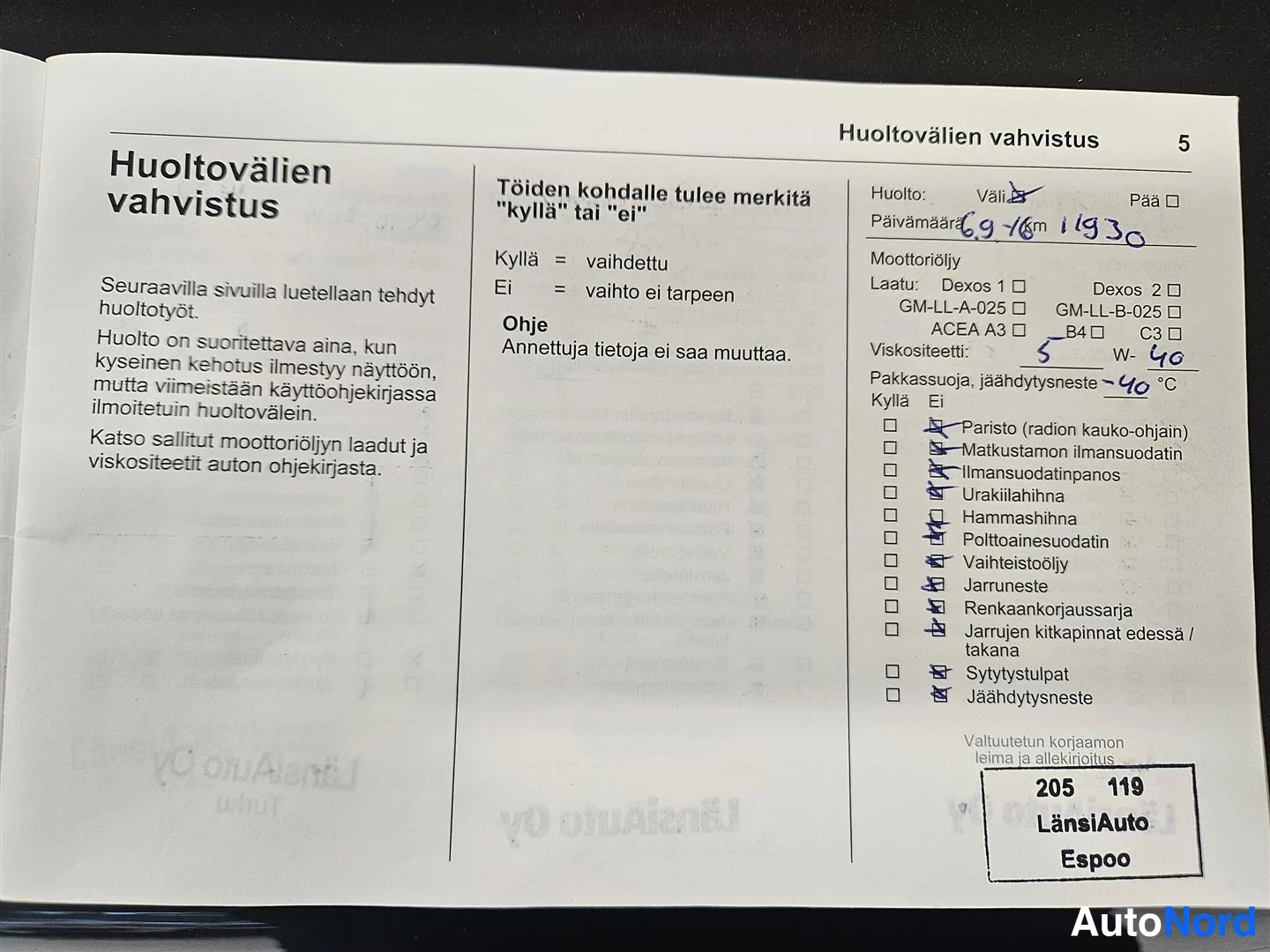 Asiakirja: Huoltokirjan sivu 5, Huoltovälien vahvistus -lomake, jossa käsin merkittyjä huoltokohtia ja LänsiAuto Espoon leima.