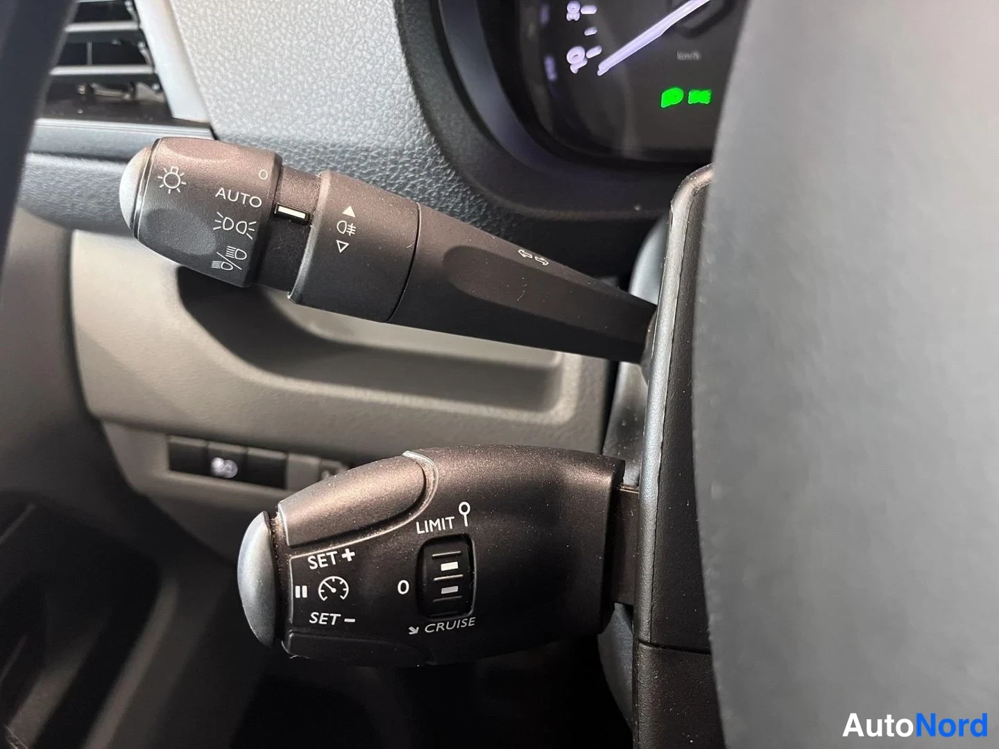 Muu: Ratin alla valokytkimenvipu AUTO-merkinnällä ja vakkari/nopeudensäätövipu LIMIT-, SET+/SET−- ja CRUISE-merkinnöillä.