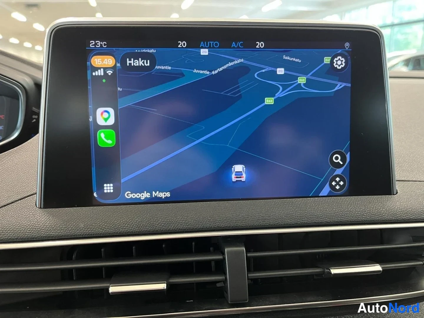 Muu: Auton kosketusnäyttö näyttää Google Maps -karttaa navigointinäkymässä, ilmastointi asetettu AUTO ja A/C päällä.