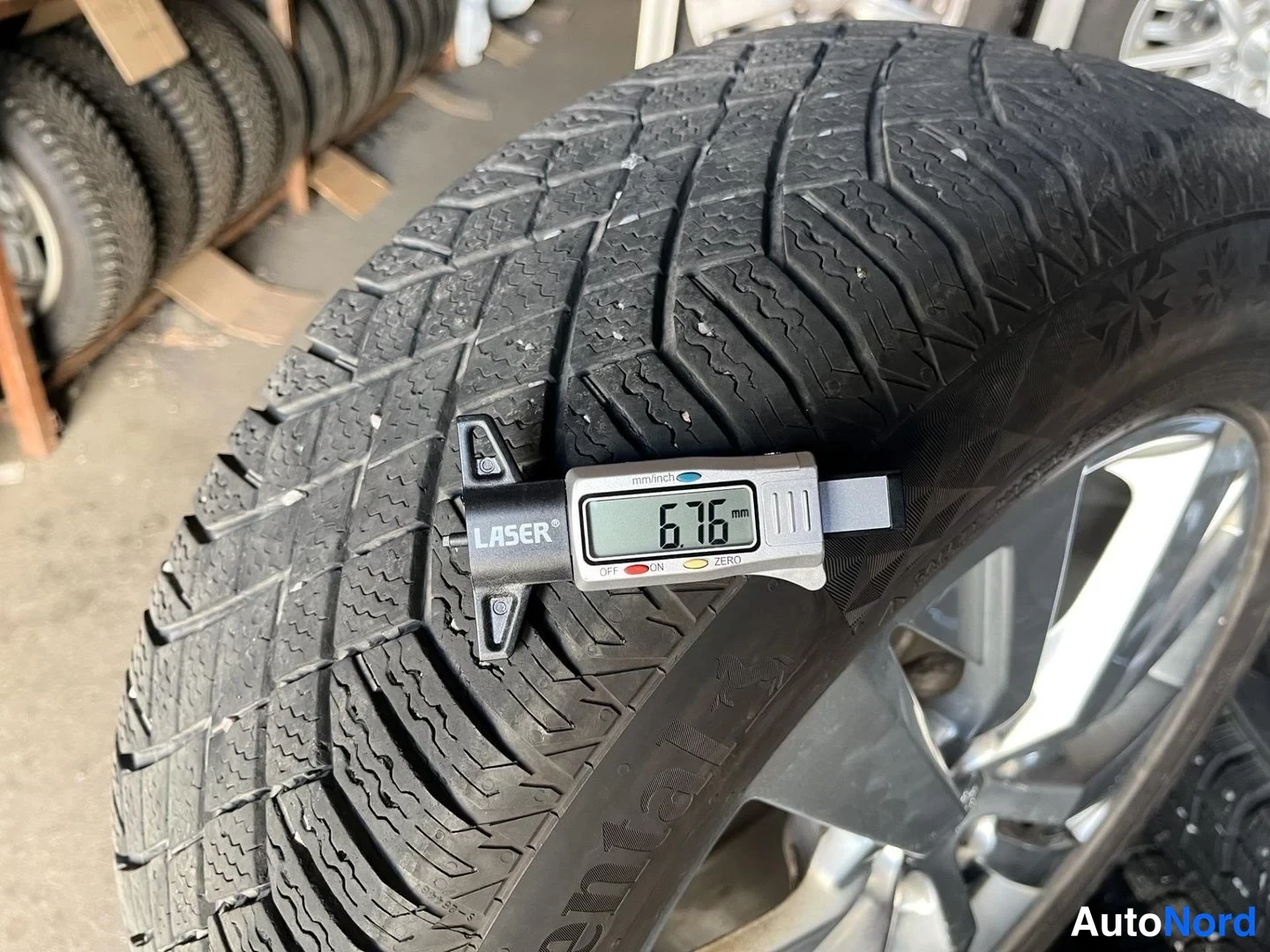 Yksityiskohta: Kontinentaalin kitkarengaskoon saaden korkeus mitattuna: 6,76 mm näytöllä.