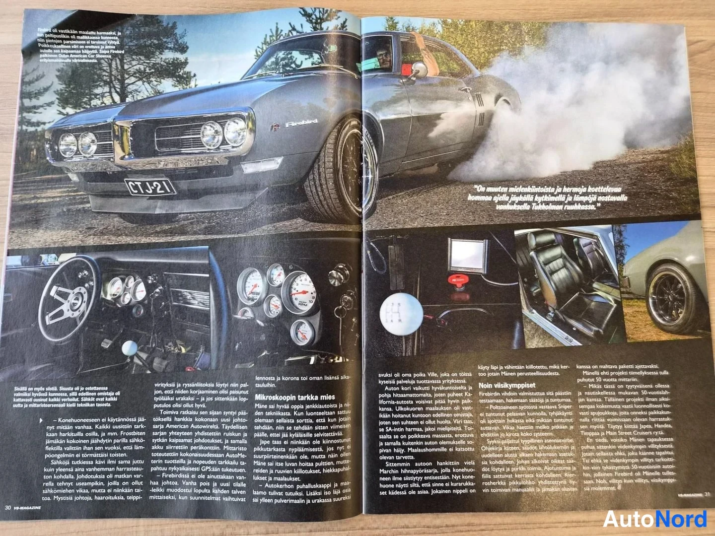 Etuviisto, nokka vasemmalle: Avattu autolehden nettisivu: harmaanvihreä Pontiac Firebird -muskeliauto etuosa kolmesta neljänneksestä näkyvässä savuttamassa, alaosassa lisäkuvia mat