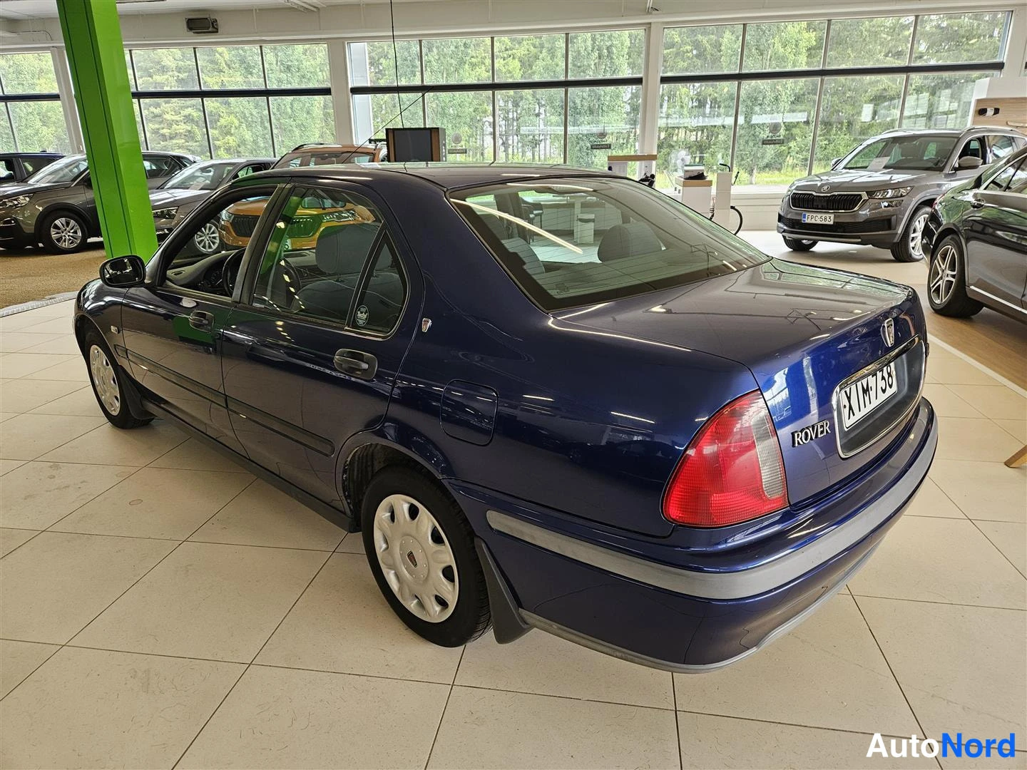 Takaviisto: Rover 400 -sedan takaa ja vasemmalta sivulta, tummansininen, rekisteritunnus.
