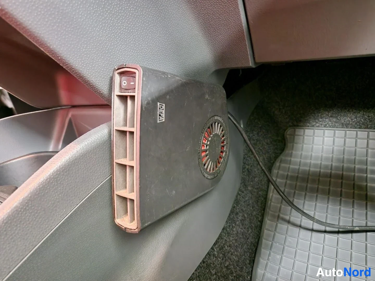 Muu: Defa-mallinen sisätilan sähköauto-nosturi matkustamon lattialla, muovimatolla.