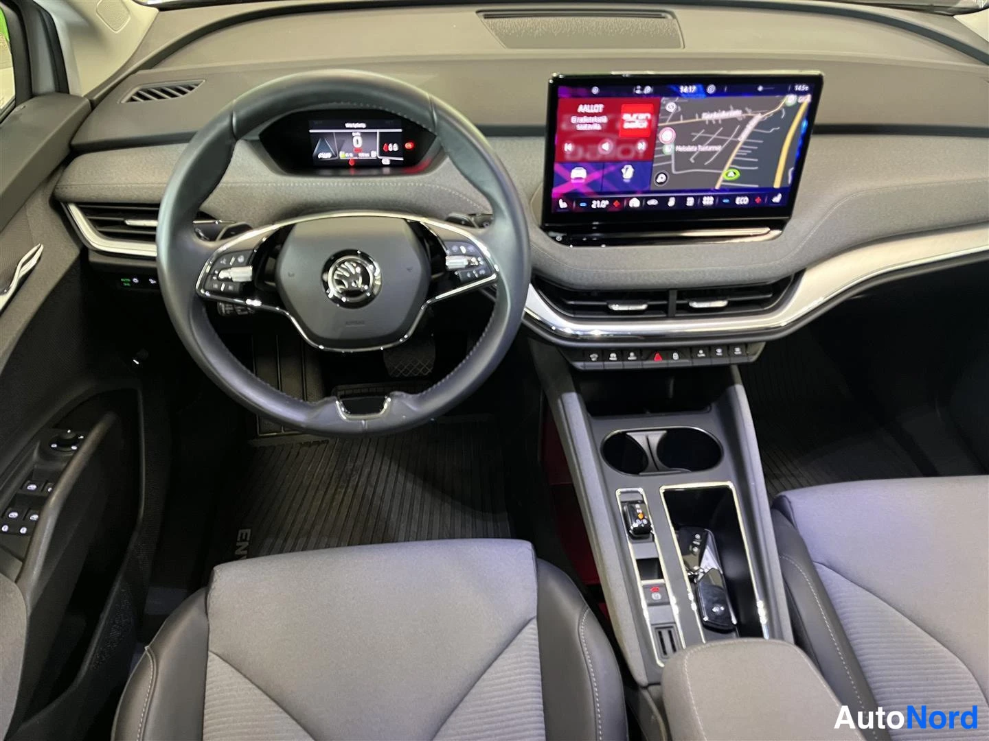 Muu: Kuljettajan näkymä: Skoda-ratti, digitaalinen mittaristo, suuri karttanäyttö ja keskikonsolin cupholder.