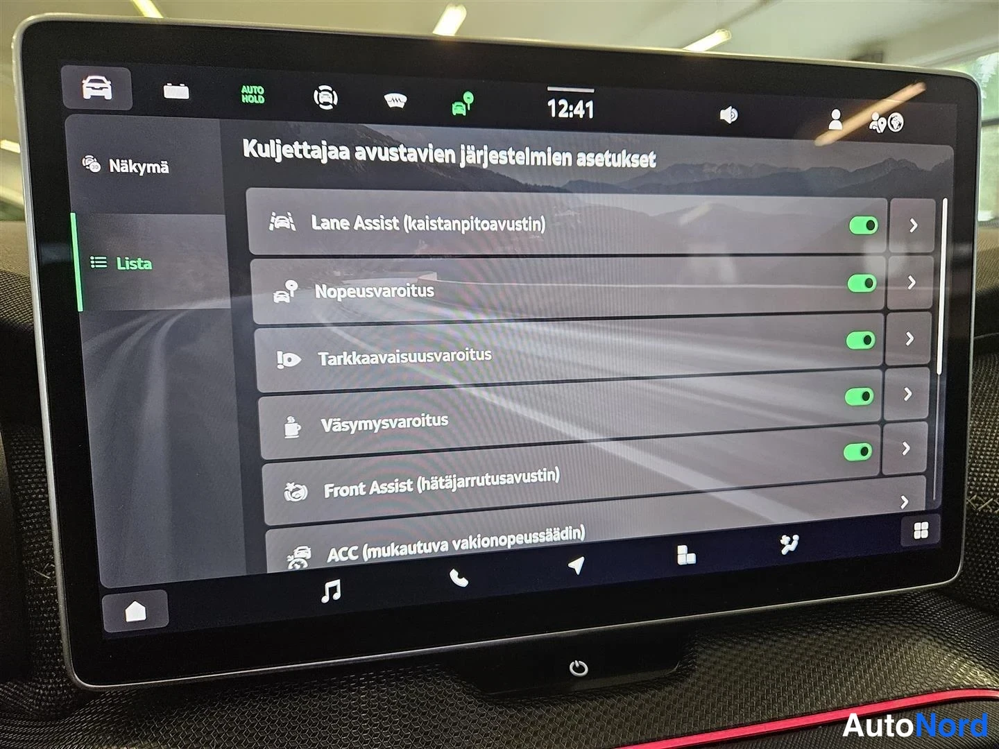 Muu: Auton keskinäyttö näyttää avustavien järjestelmien asetukset: Lane Assist, Nopeusvaroitus, Tarkkaavaisuusvaroitus, Väsymysvaroitus, Front Assist ja ACC.