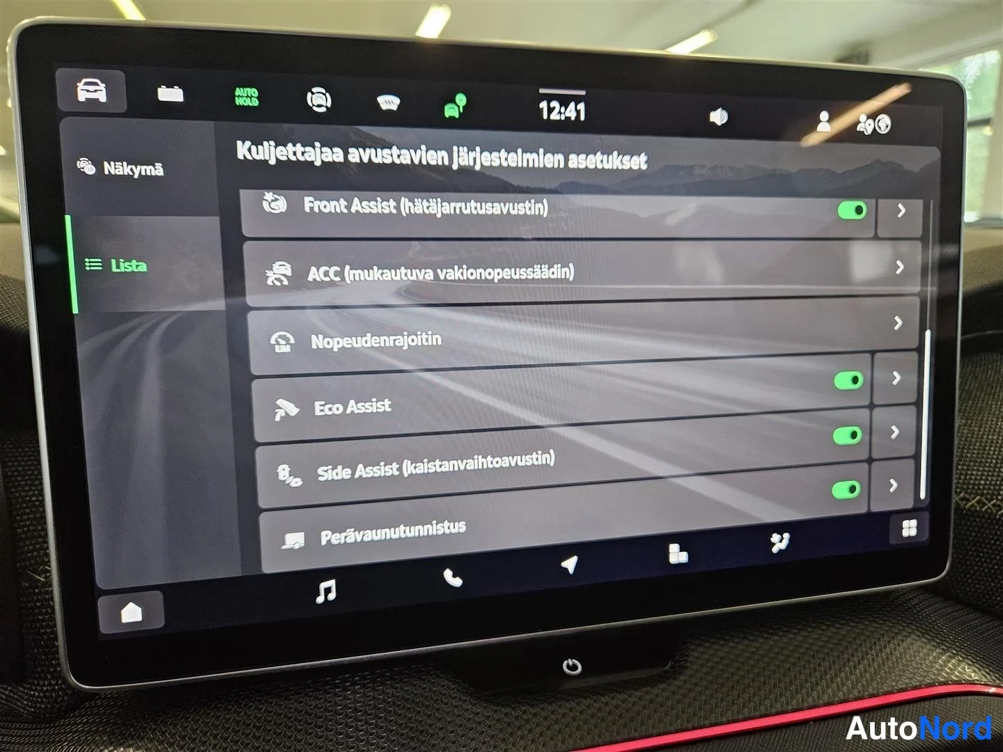 Muu: Auton keskinäyttö näyttää avustavien järjestelmien asetukset: Front Assist, ACC, Nopeudenrajoitin, Eco Assist, Side Assist ja Perävaunutunnistus.