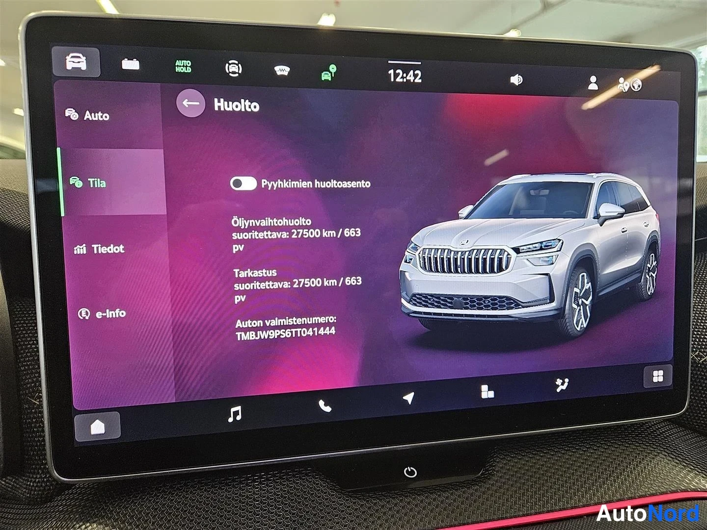 Edestä: Auton infotainment-näyttö Huolto-valikossa: öljynvaihtohuolto suoritettava 27500 km / 663 pv, tarkastus suoritettava 27500 km / 663 pv ja auton valmistenumero T