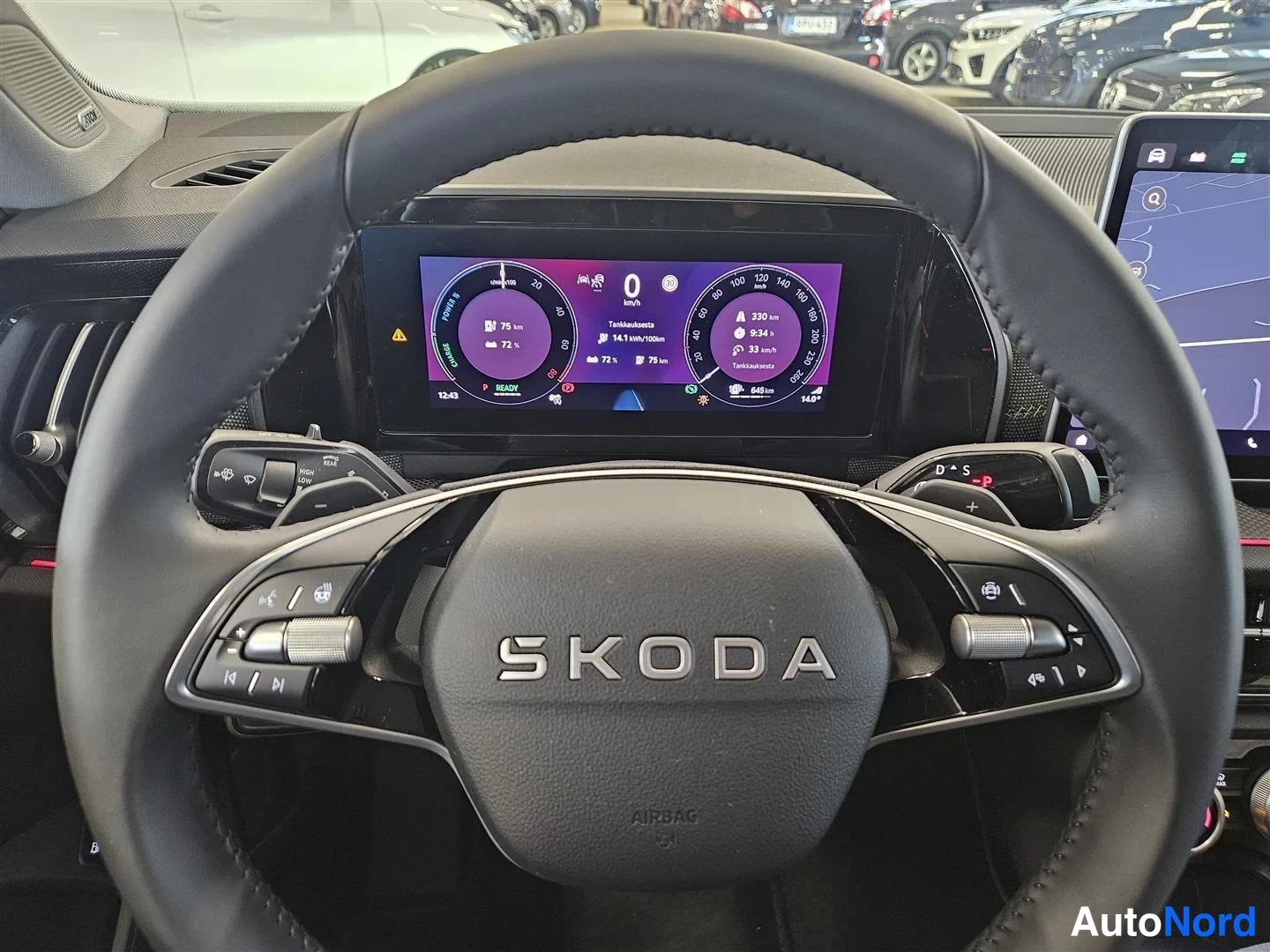 Yksityiskohta: Skoda-ohjauspyörä ja digitaalinen mittaristö.