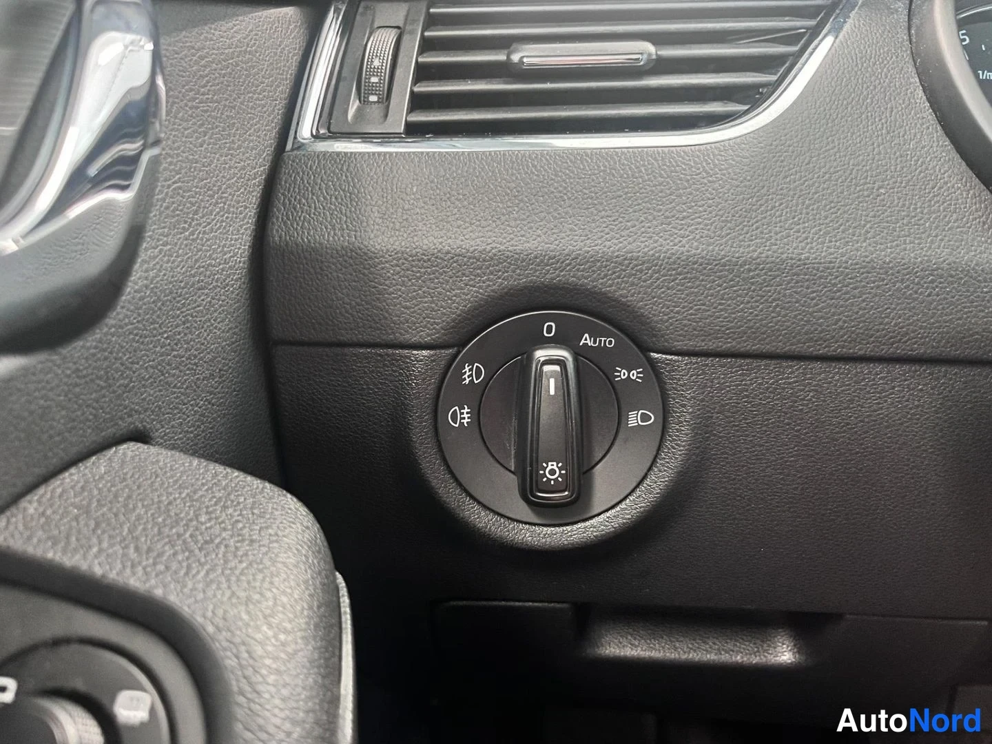 Muu: Kojelaudan valokytkin, jossa AUTO-asento ja sumuvaloymbolit.