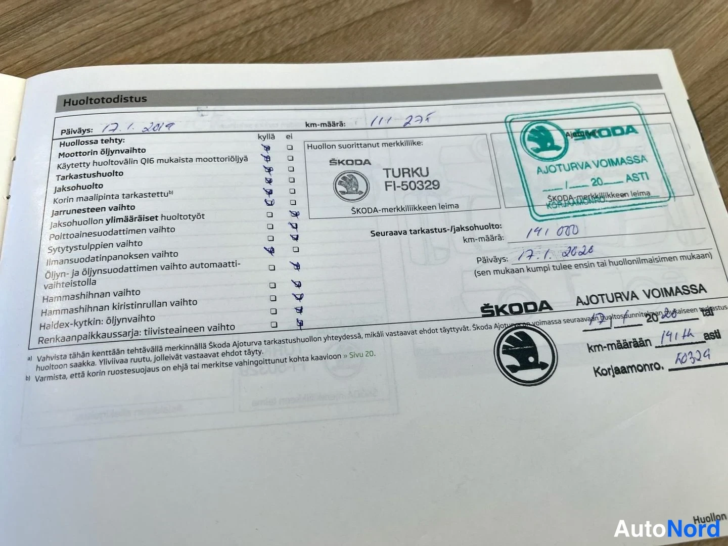 Asiakirja: Skodan huoltotodistus: huolto 17.1.2020, km-määrä 111 236, leimalla Skoda Turku FI-50329.