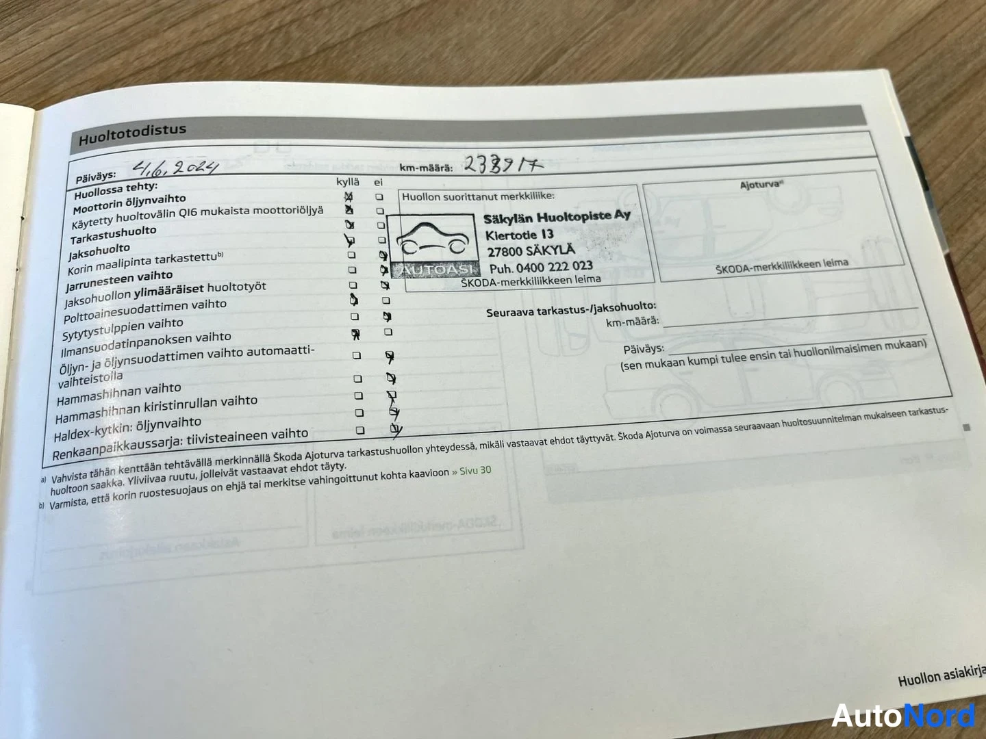 Muu: Huoltotodistuksen sivu: huolto 4.6.2024, km-määrä 238973, Säkkylän Huoltopiste Oy:n leima.