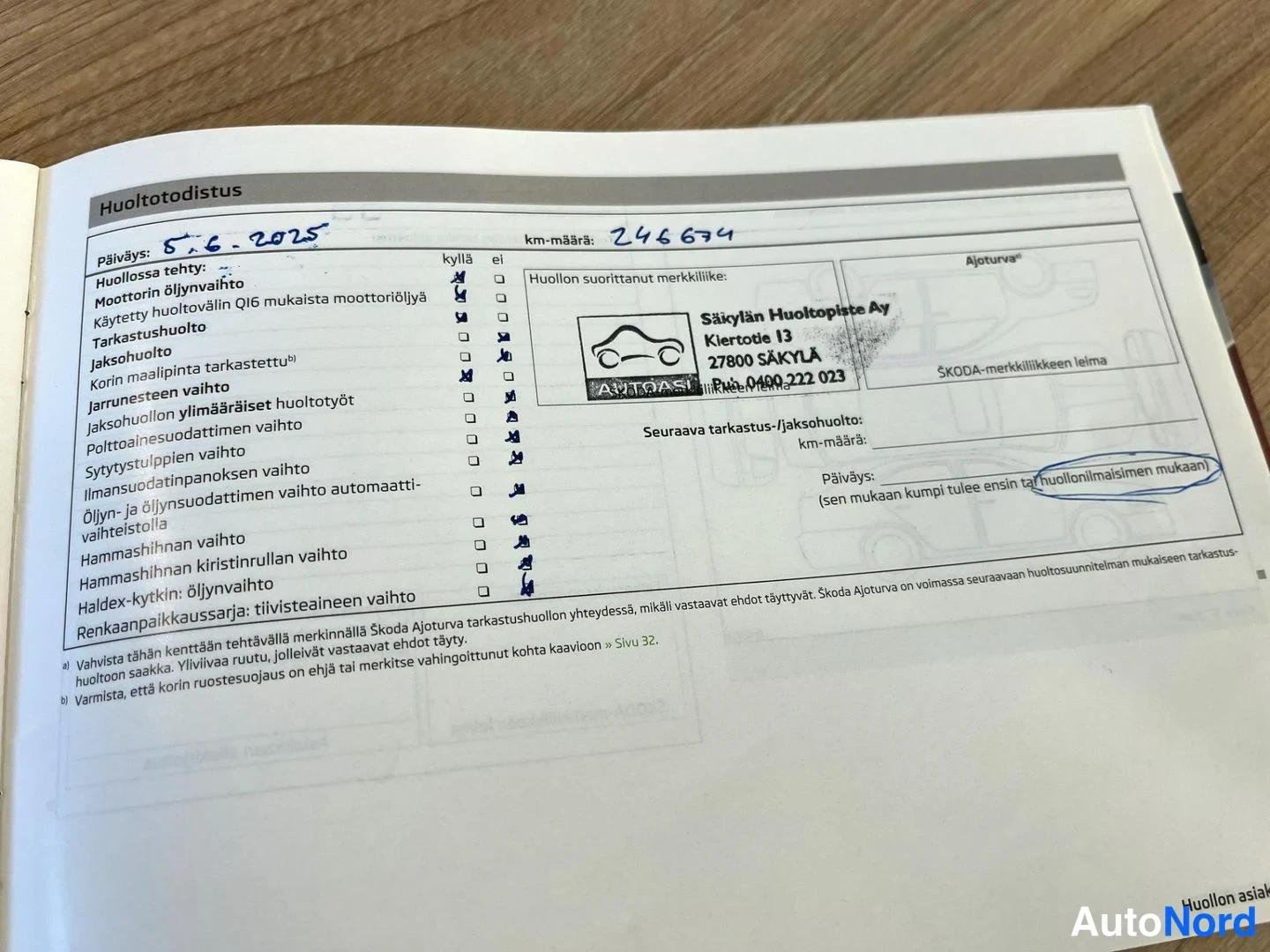 Muu: Huoltotodistuskirjan sivu, jossa on merkintä päiväyksestä 5.6.2025 ja ajokilometrilukemasta 246674.