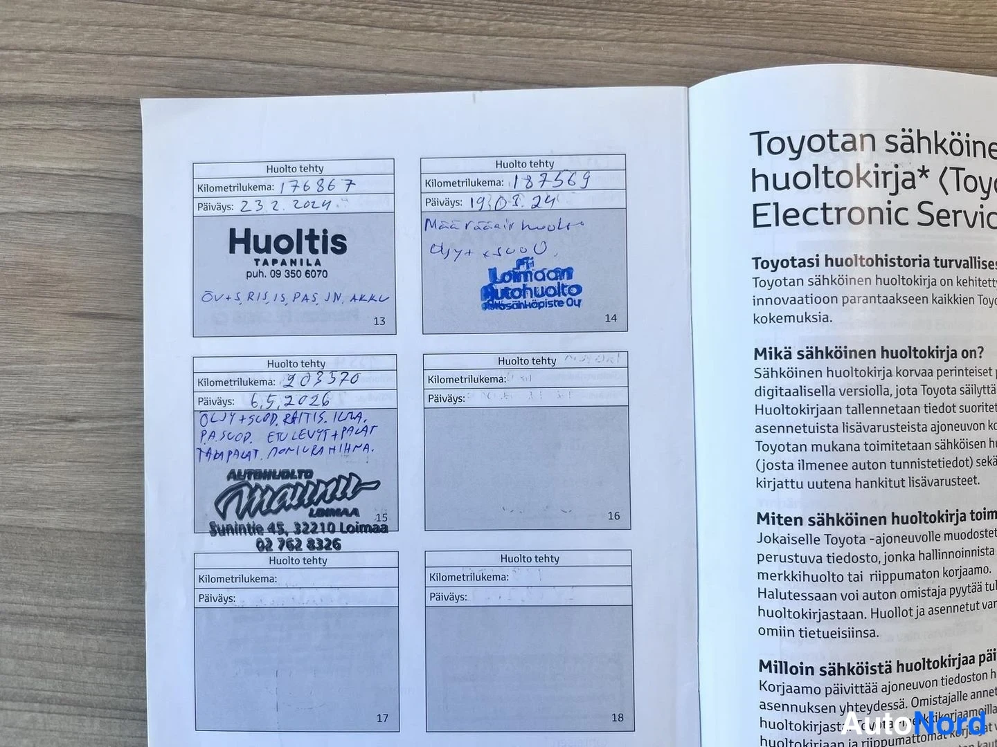 Muu: Avoin huoltokirja, jossa käsinkirjoitettuja huoltomerkintöjä ja teksti Toyotan sähköisestä huoltokirjasta.
