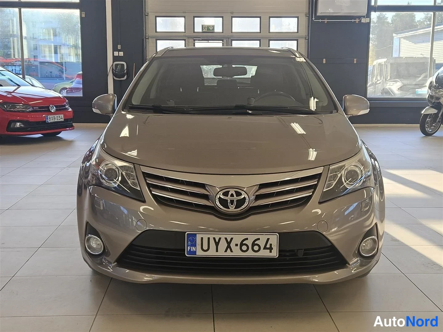 Beige Toyota Avensis 2014, edestä, kuva 3