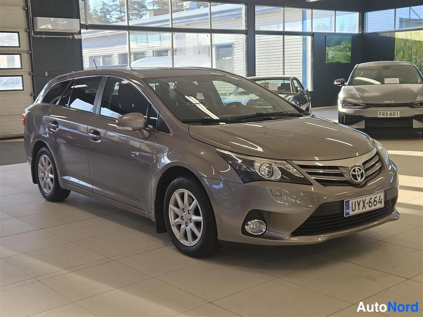 Beige Toyota Avensis 2014, etuviisto, keula oikealle, kuva 2