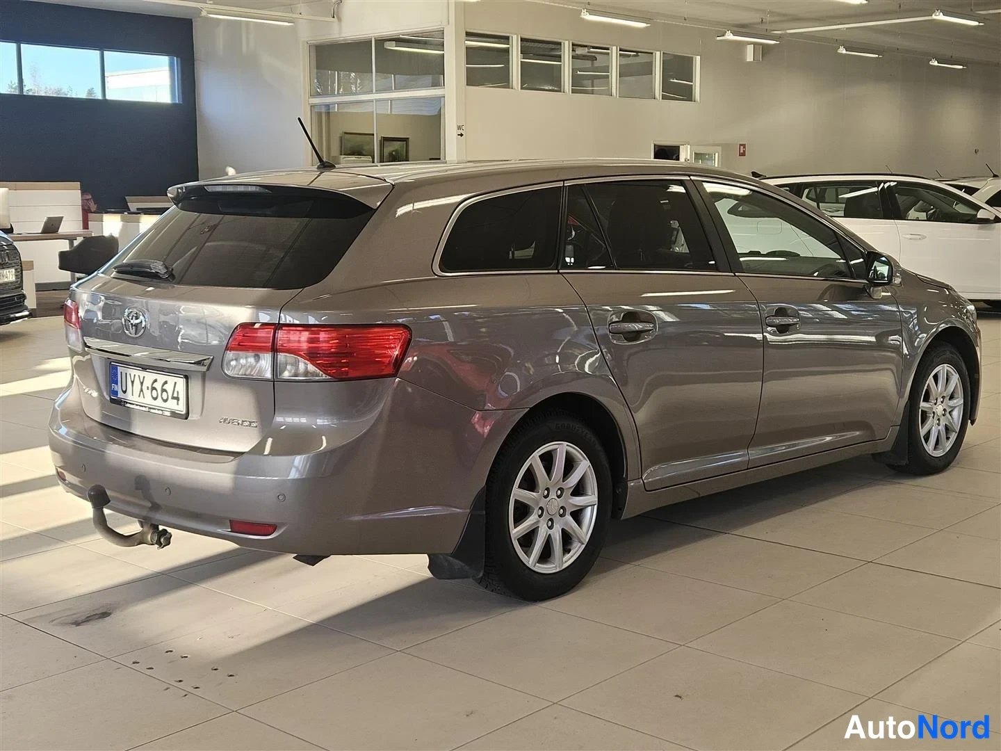 Beige Toyota Avensis 2014, takaviisto, kuva 7
