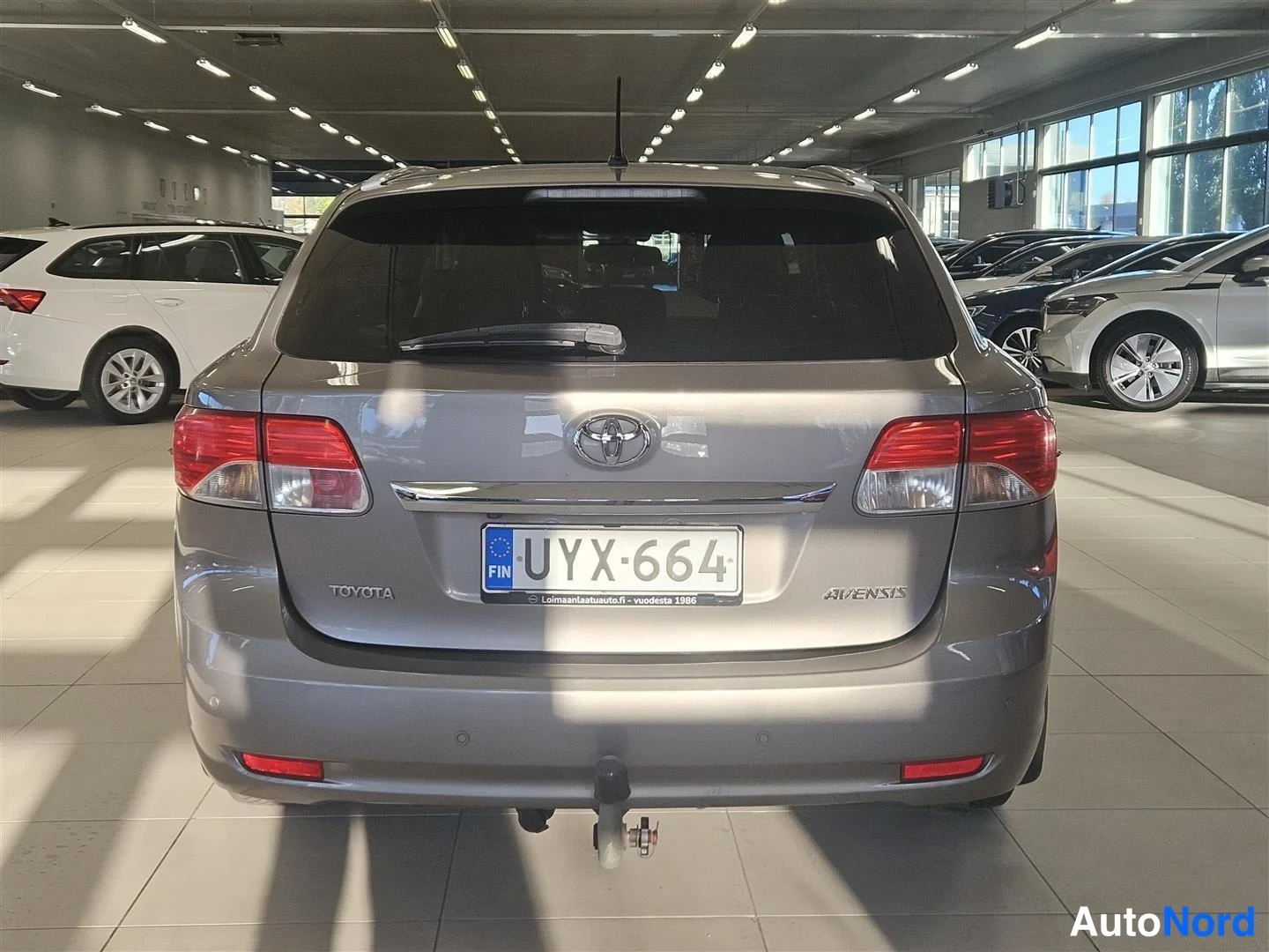 Beige Toyota Avensis 2014, takaa, kuva 8