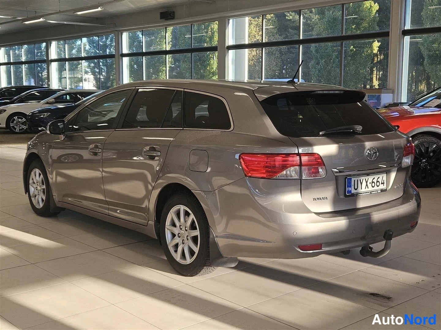 Beige Toyota Avensis 2014, takaviisto, kuva 6