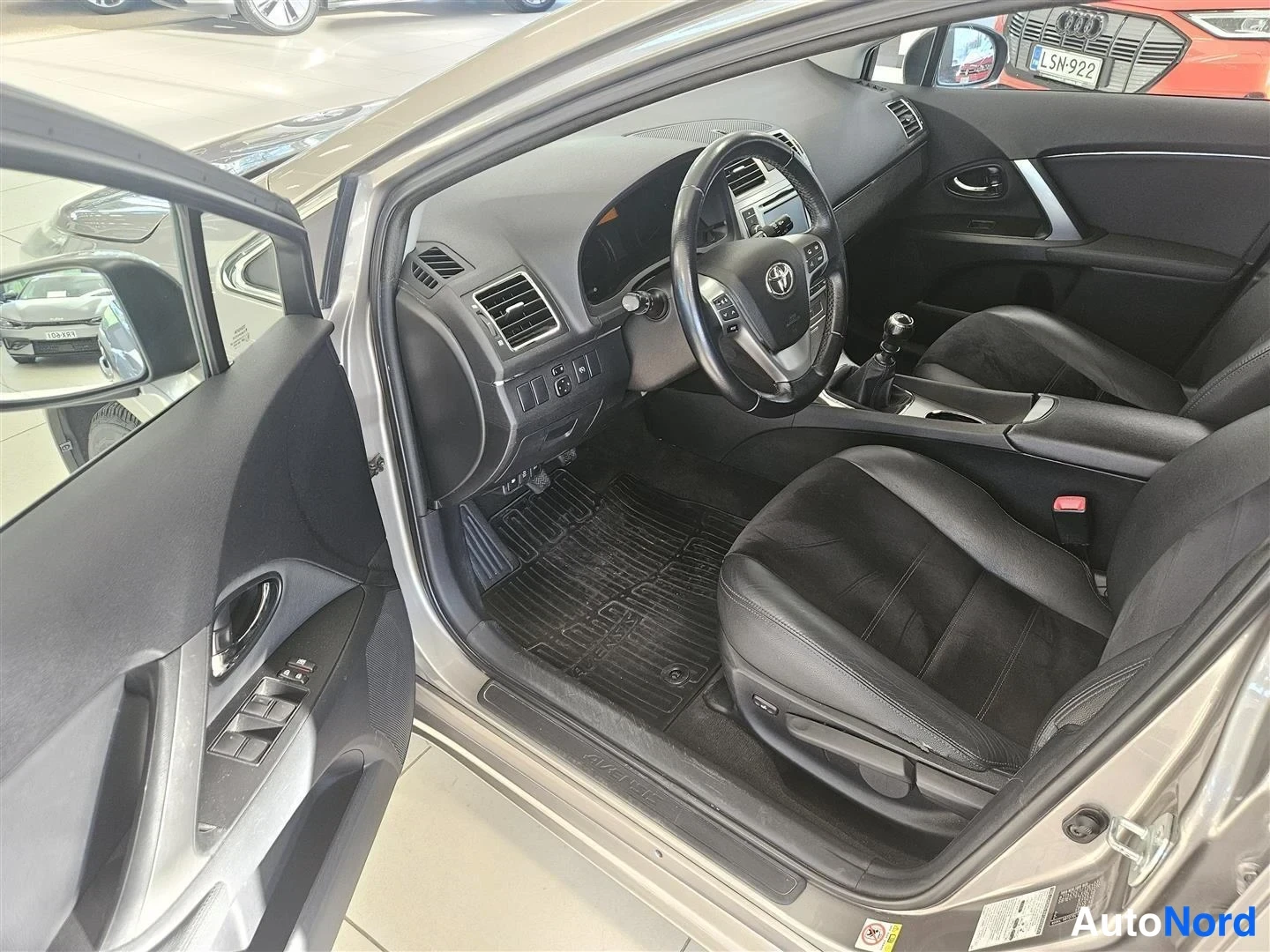 Beige Toyota Avensis 2014, kuva 12