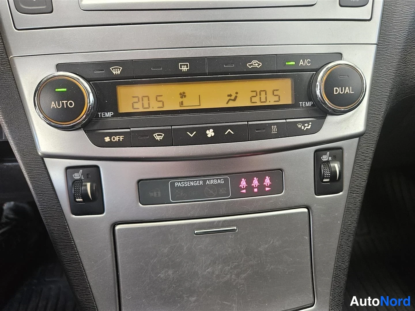 Beige Toyota Avensis 2014, kuva 16