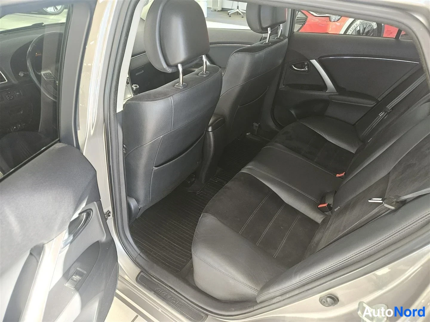 Beige Toyota Avensis 2014, kuva 32