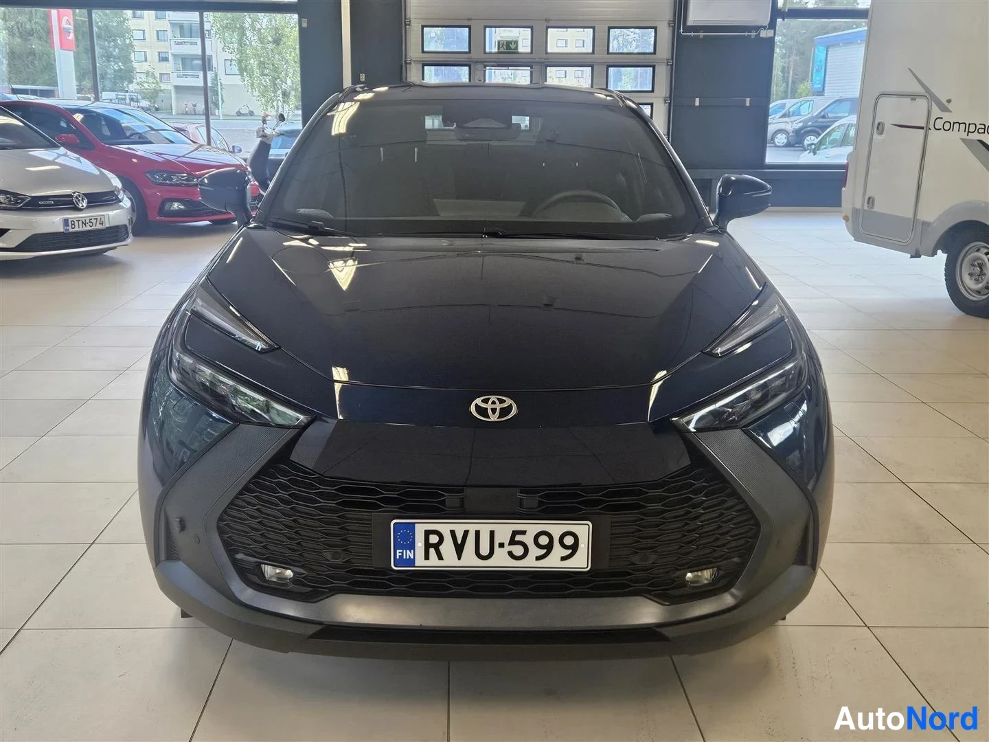 Edestä: Toyota C-HR:n etupää suoraan edestä, Toyota-merkki ja rekisterikilpi.