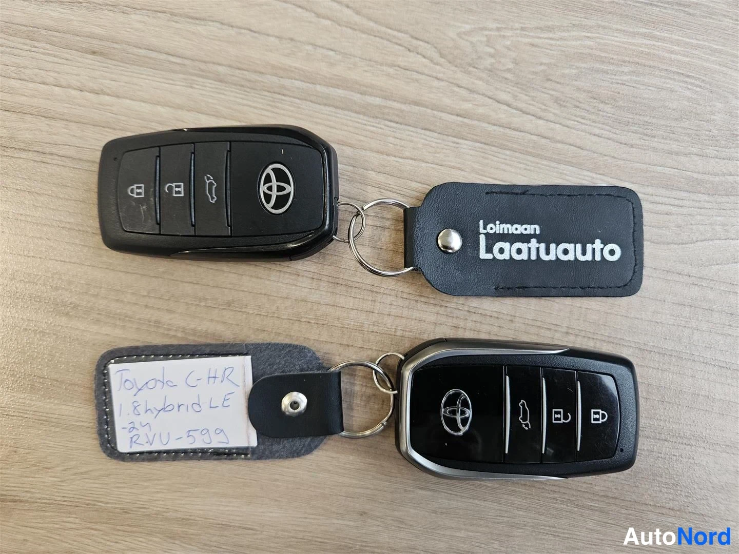 Muu: Kaksi Toyotan kauko-ohjainavainta ja Laimaan Laatuauto -avainketju sekä käsin kirjoitettu lappu puupohjalla.