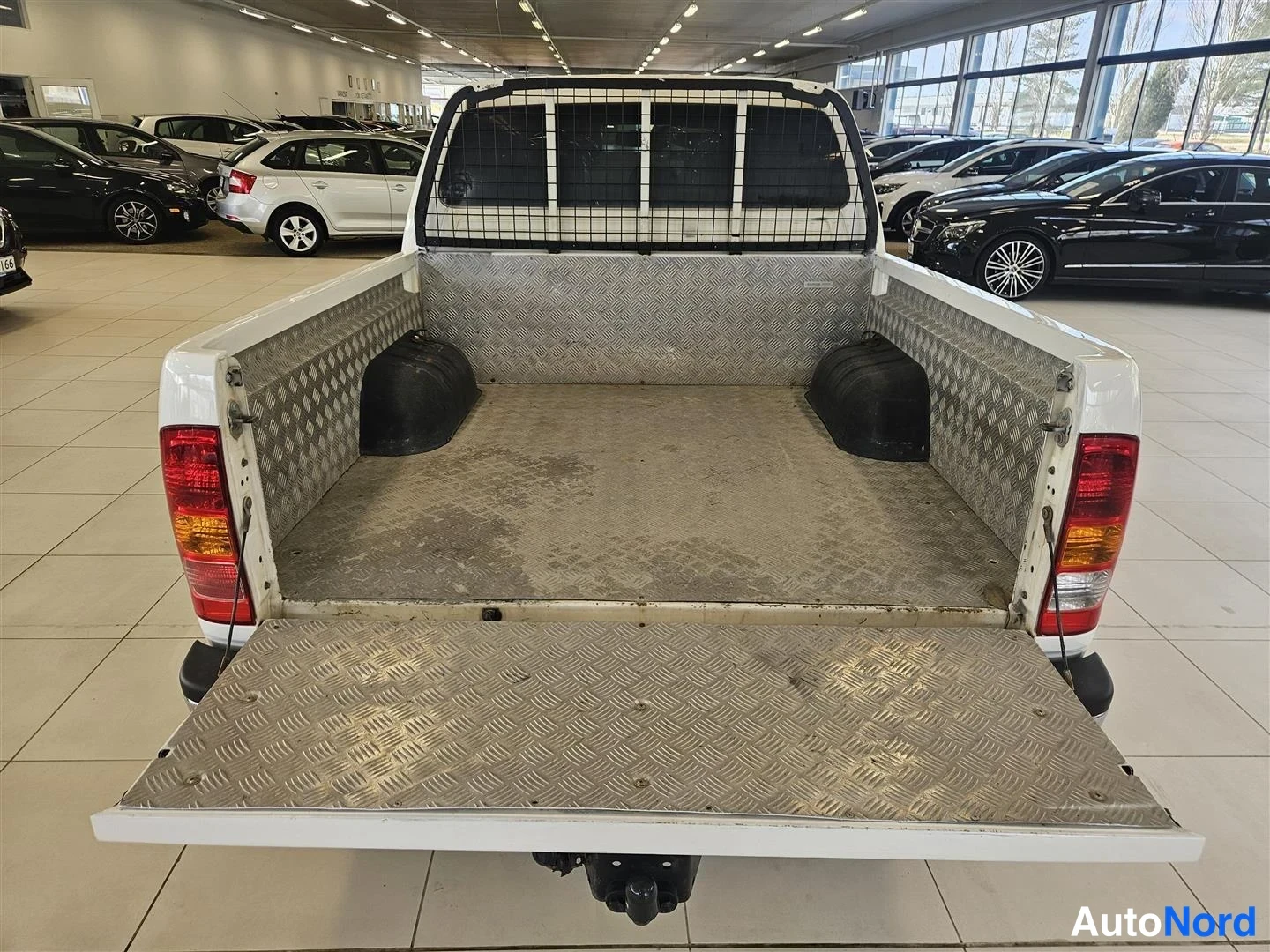 Valkoinen Toyota Hilux 2011, takaa, kuva 5
