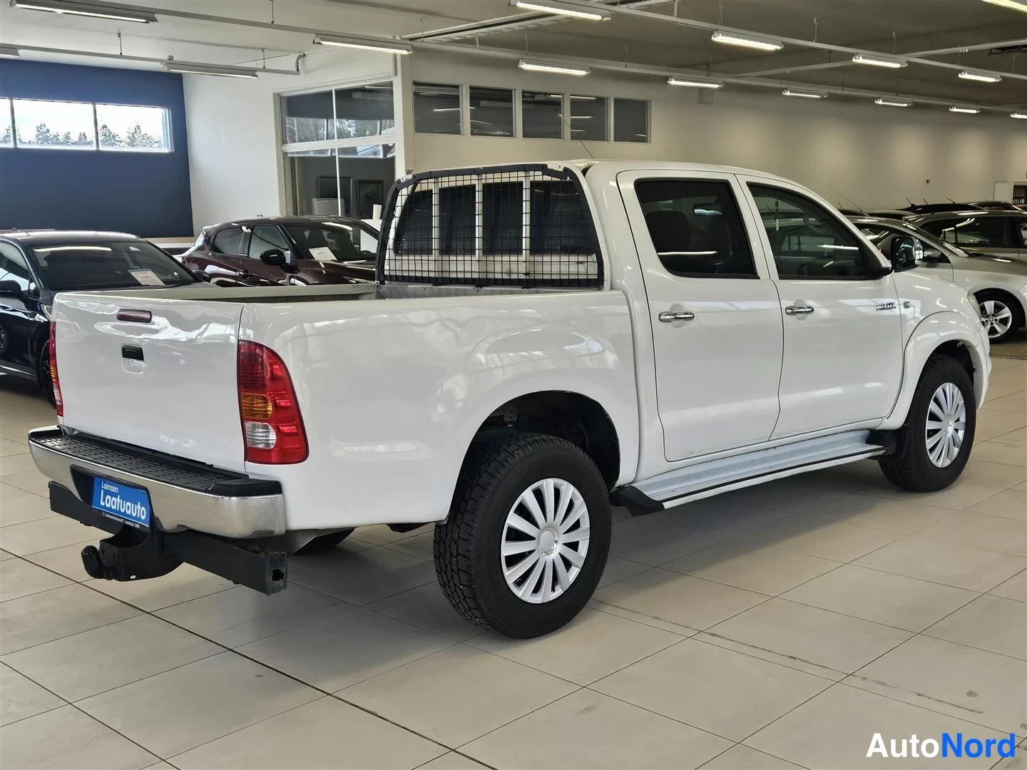 Valkoinen Toyota Hilux 2011, takaviisto, kuva 3