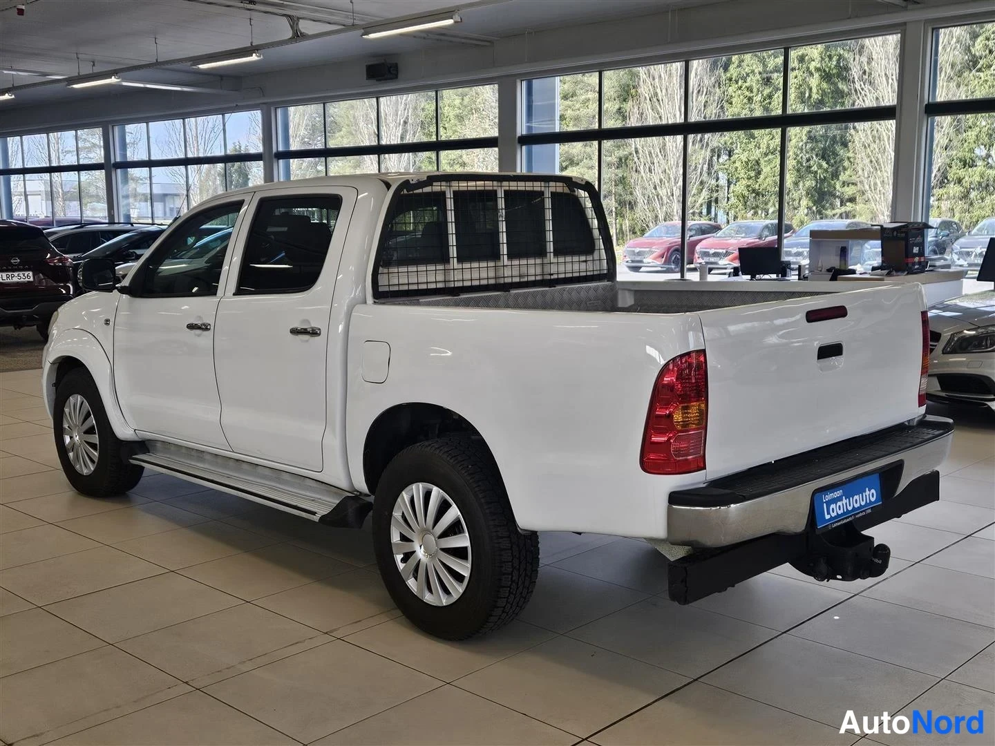 Valkoinen Toyota Hilux 2011, takaviisto, kuva 4