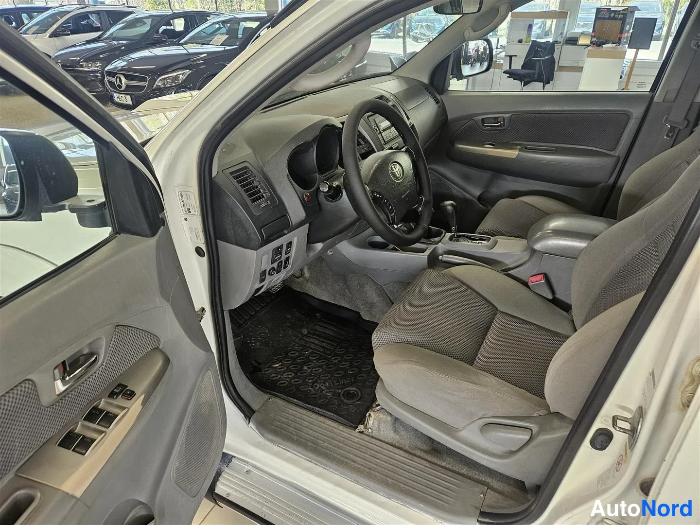 Valkoinen Toyota Hilux 2011, kuva 6