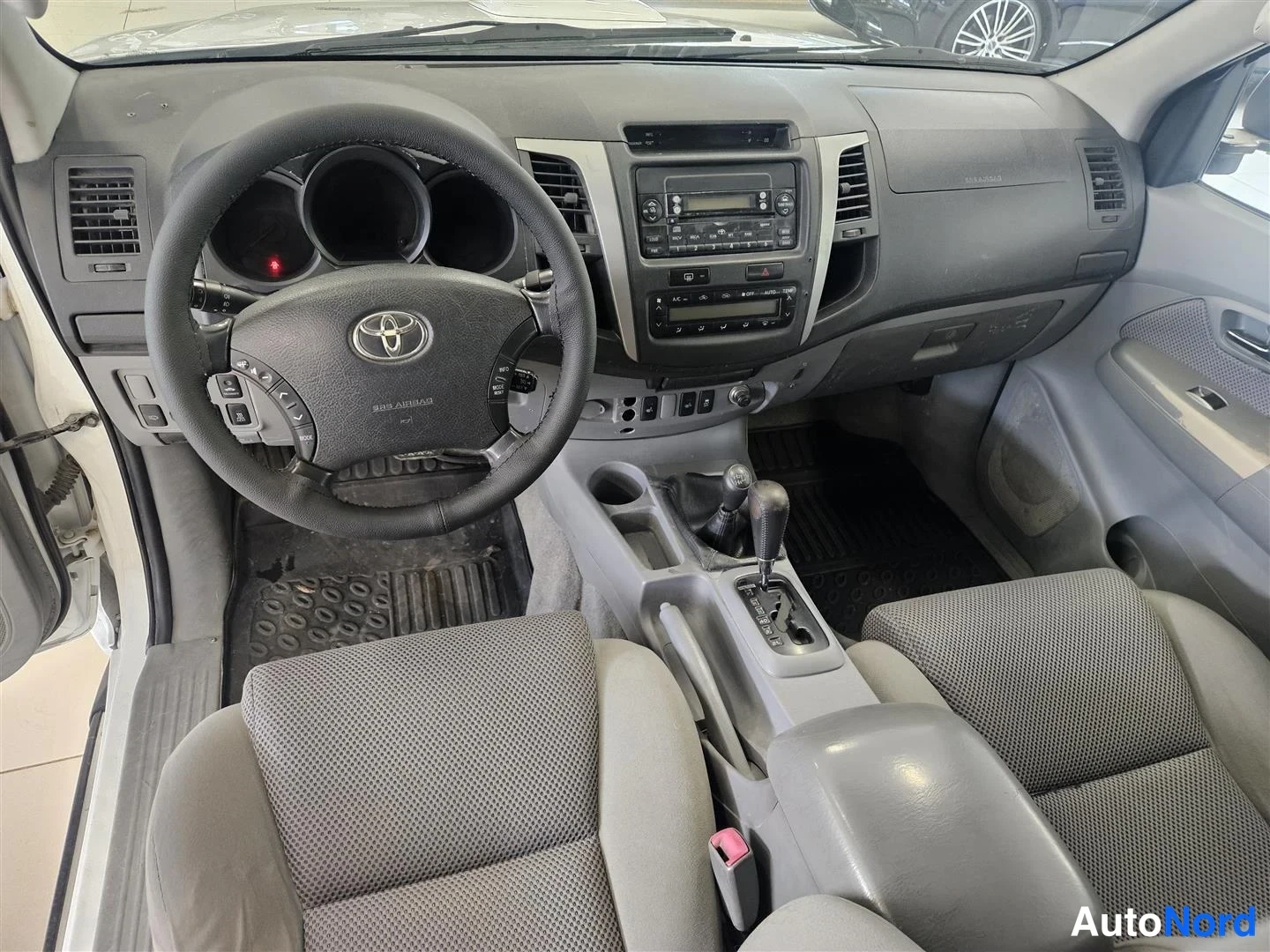 Valkoinen Toyota Hilux 2011, kuva 7