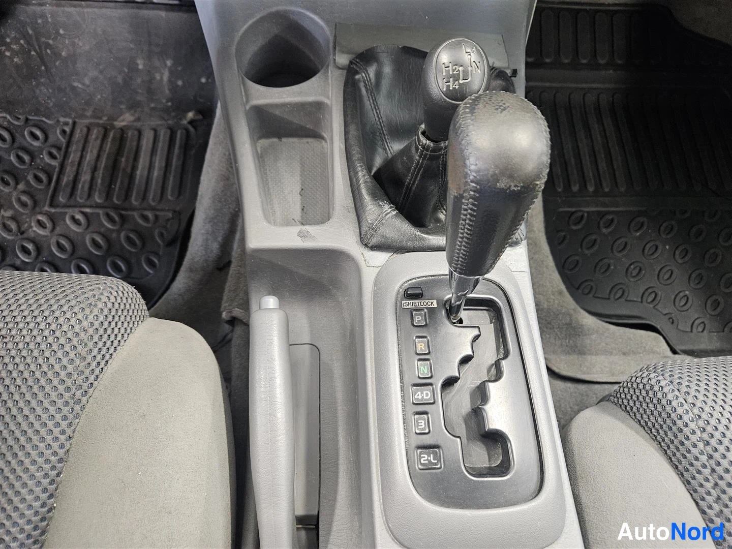 Valkoinen Toyota Hilux 2011, kuva 8