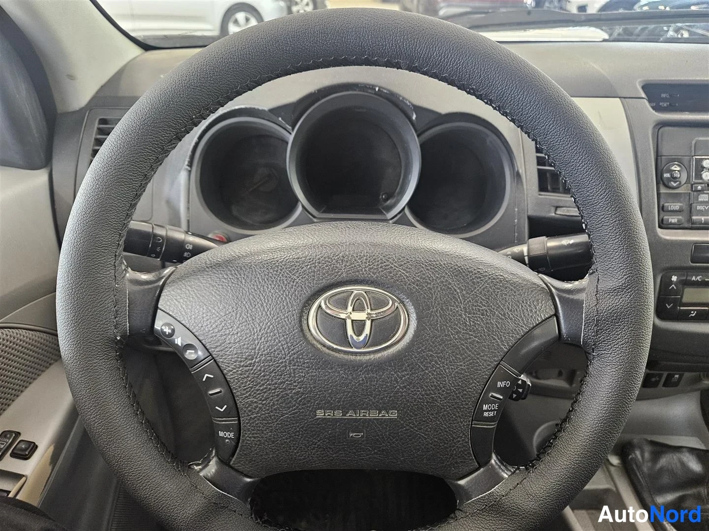 Valkoinen Toyota Hilux 2011, kuva 11