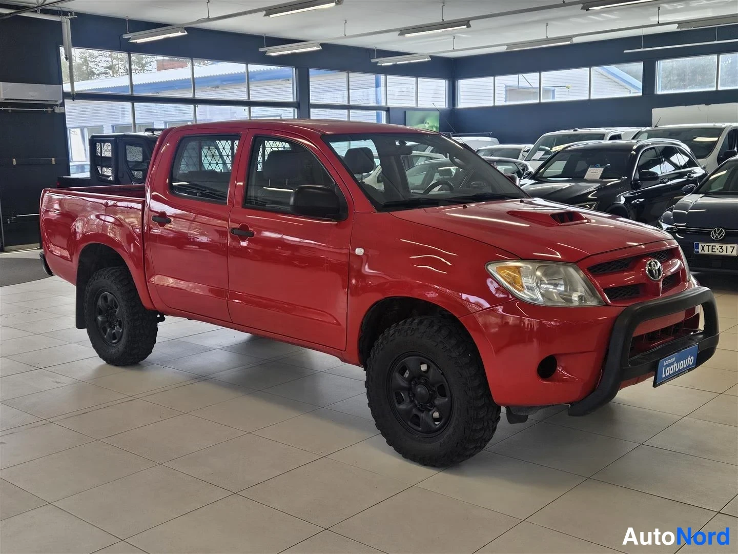 Punainen Toyota Hilux 2009, etuviisto, keula oikealle, kuva 2