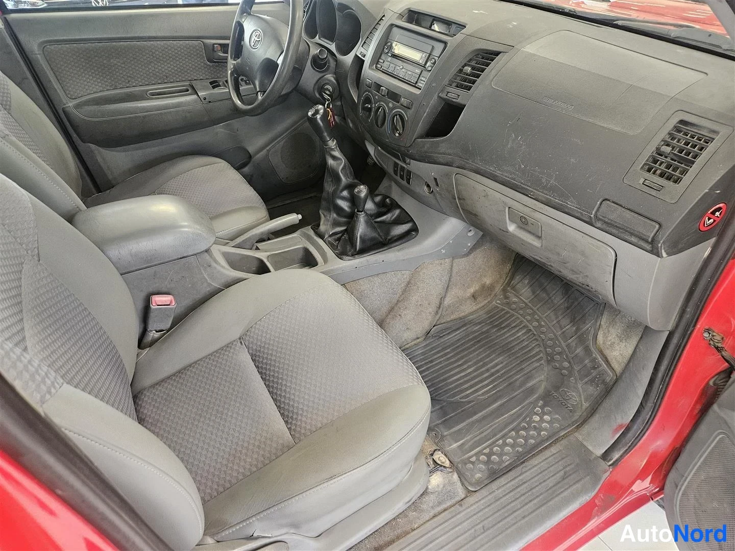 Punainen Toyota Hilux 2009, kuva 9