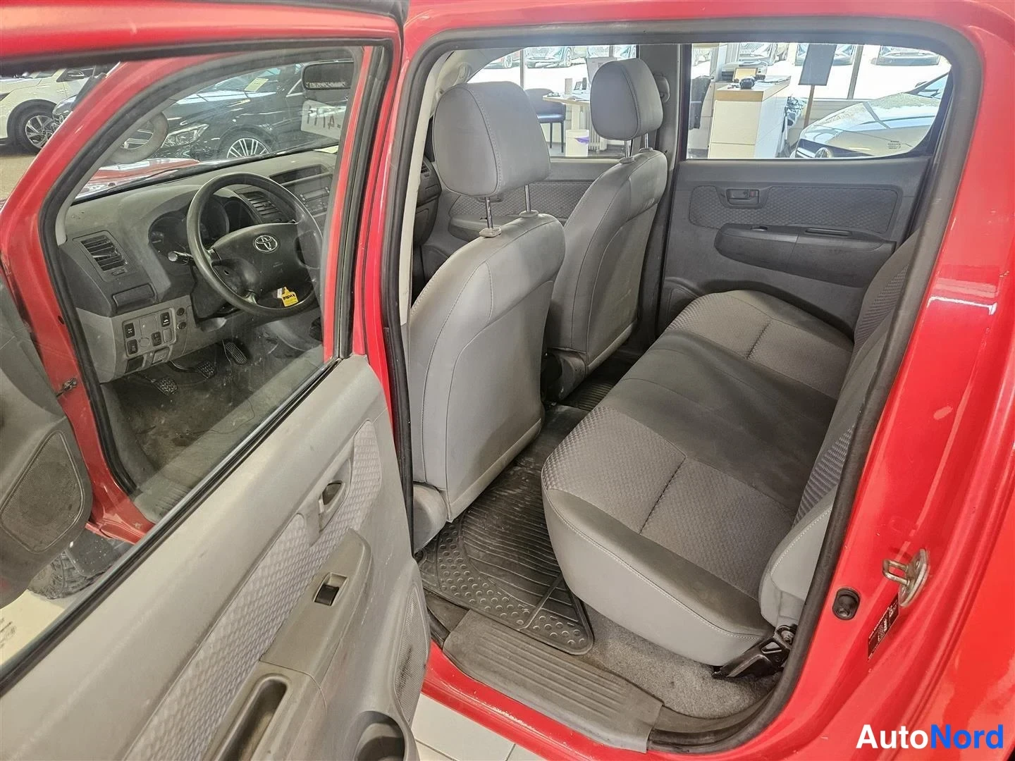Punainen Toyota Hilux 2009, kuva 10
