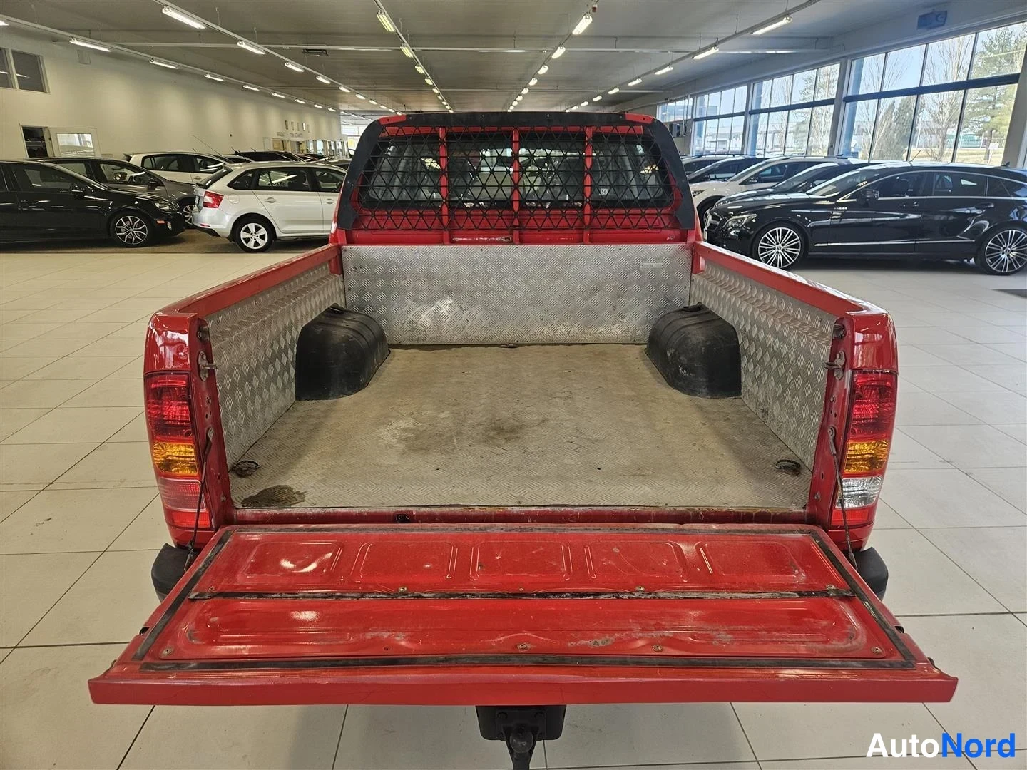 Punainen Toyota Hilux 2009, takaa, kuva 5