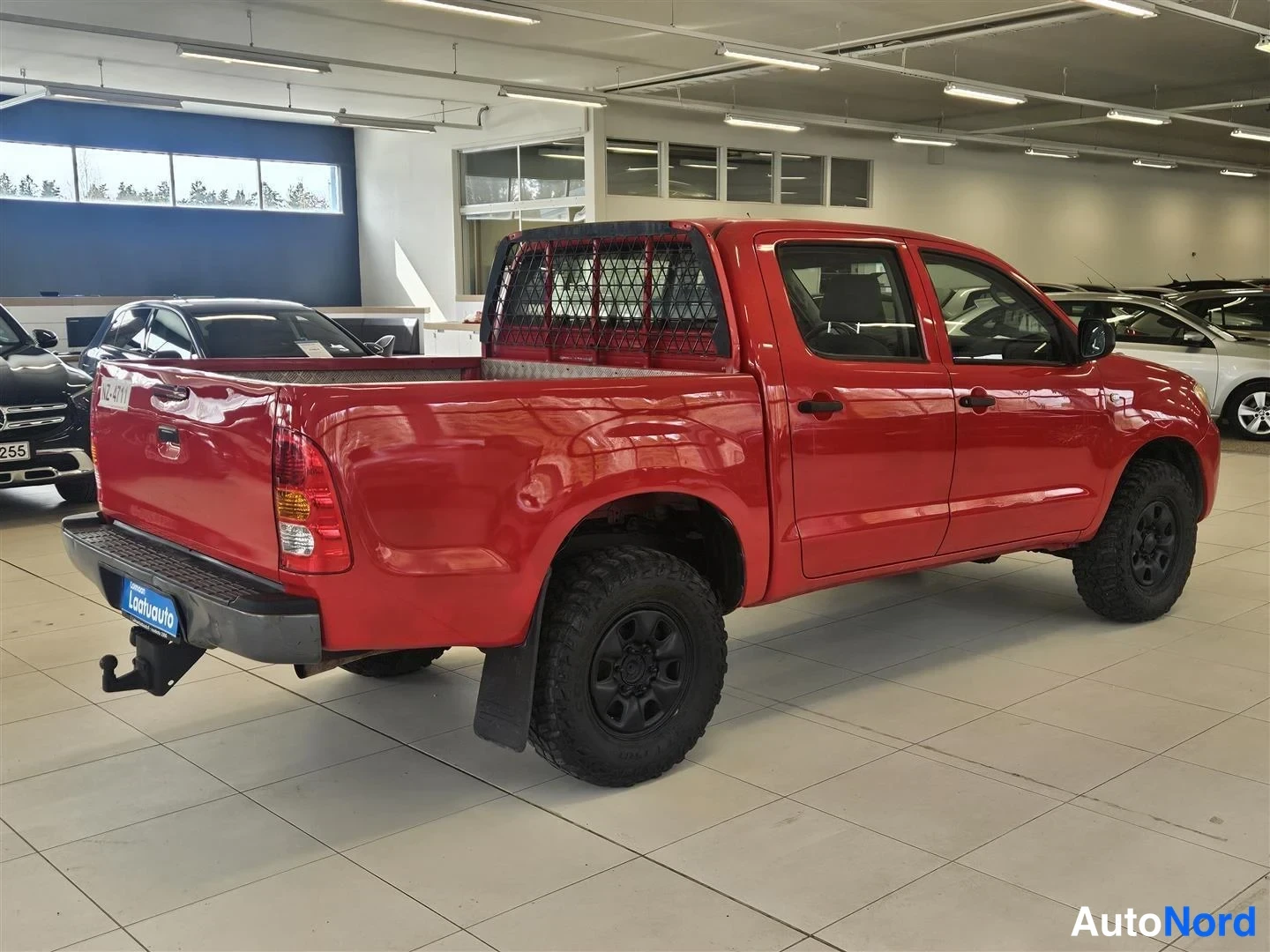 Punainen Toyota Hilux 2009, takaviisto, kuva 3