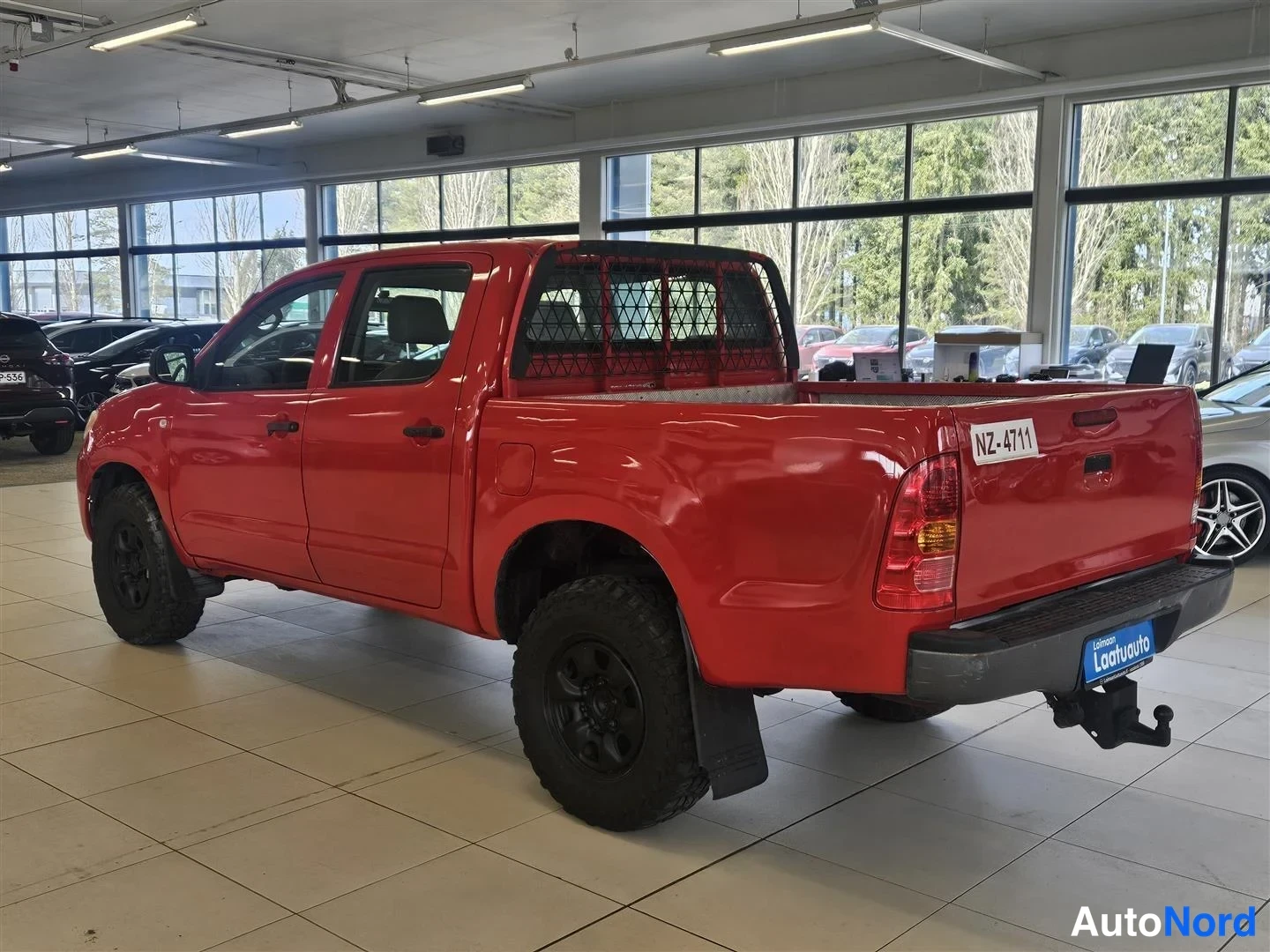 Punainen Toyota Hilux 2009, takaviisto, kuva 4