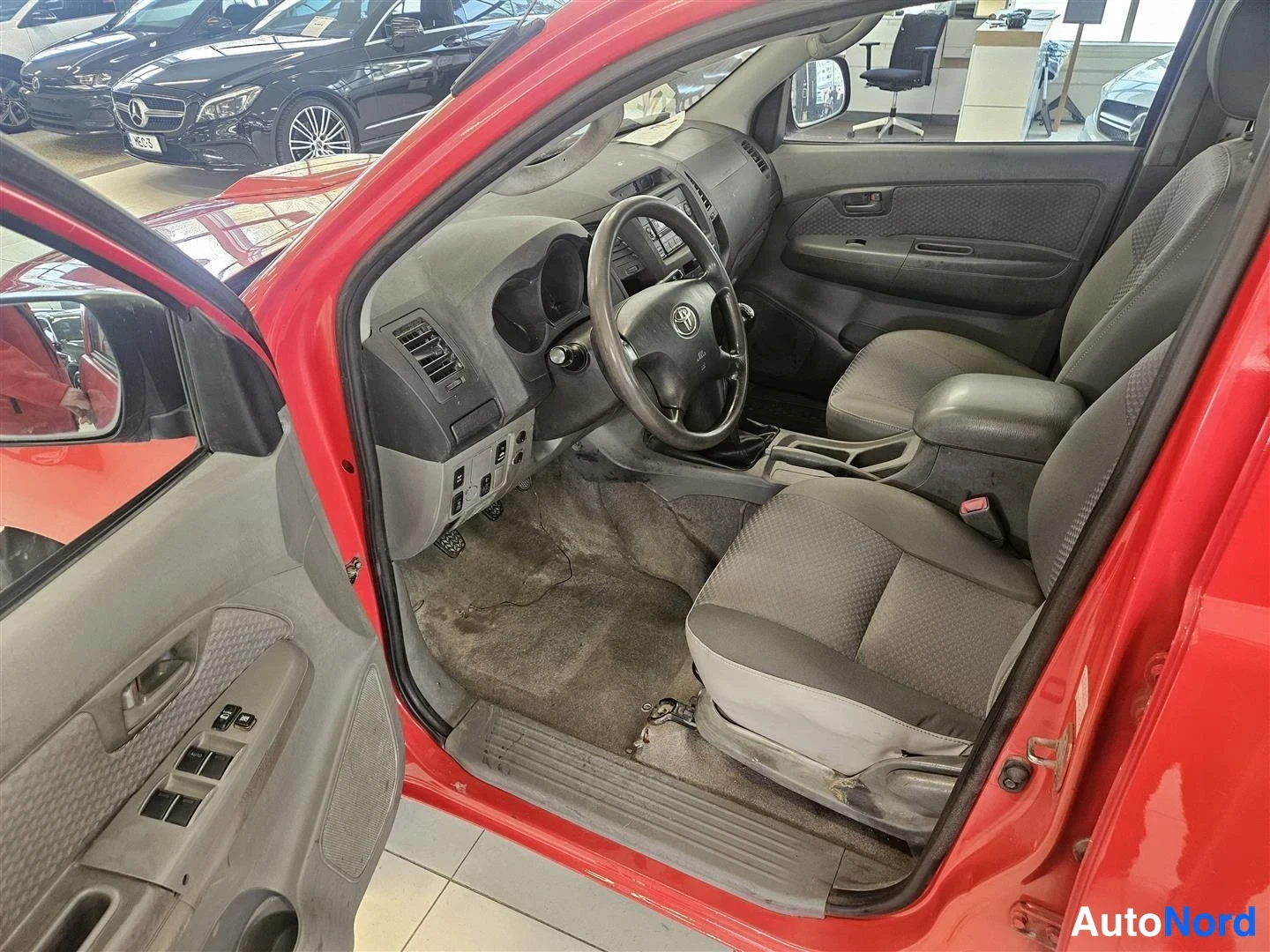 Punainen Toyota Hilux 2009, kuva 11