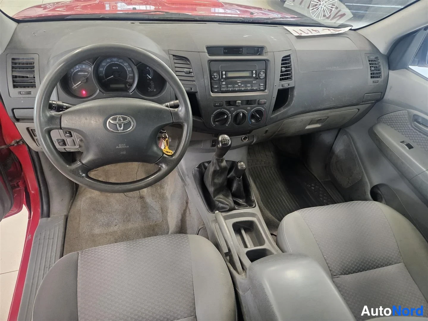 Punainen Toyota Hilux 2009, kuva 12