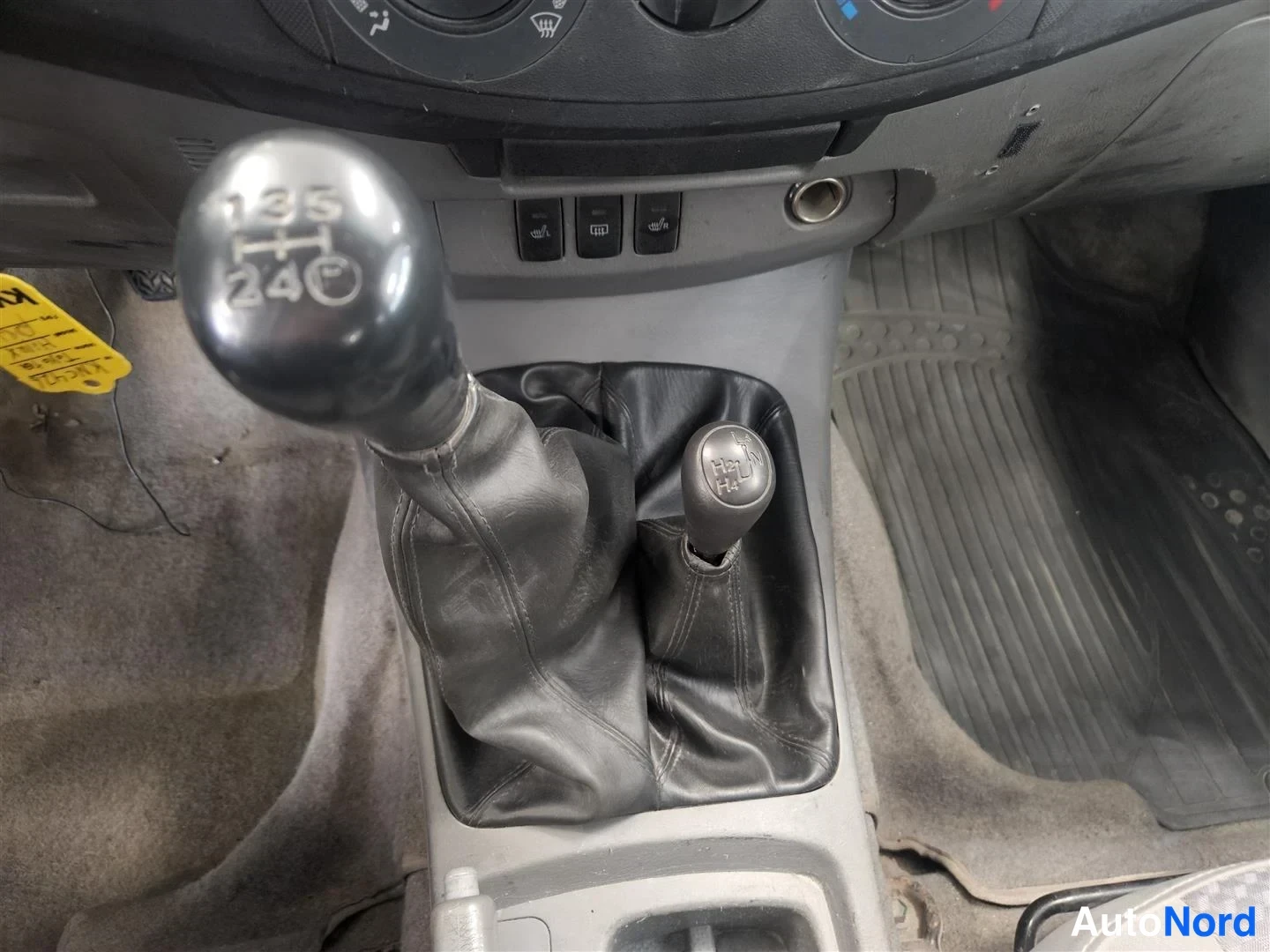 Punainen Toyota Hilux 2009, kuva 13