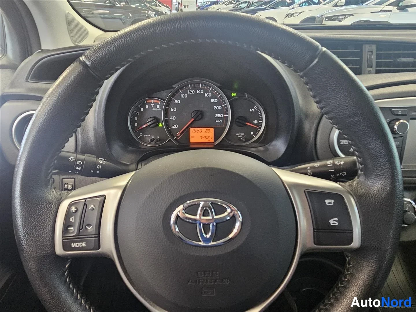 Muu: Toyota-merkkinen ohjauspyörä ja mittaristo, nopeusmittari asteikoltaan 220 km/h ja odometer lukemassa n. 79092.