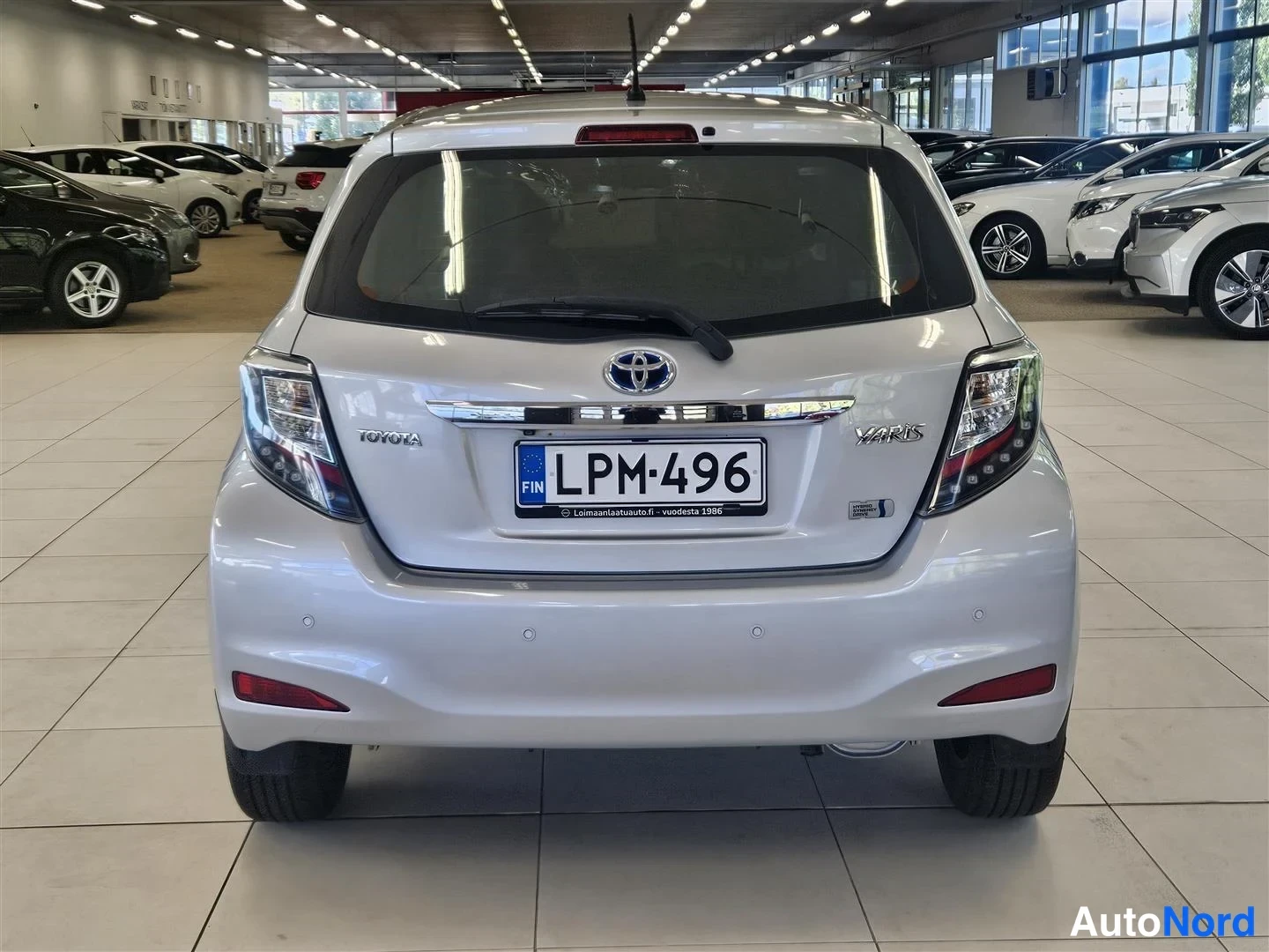 Takaa: Hopeanvärinen Toyota Yaris takaa kuvattuna, rekisterikilpi.