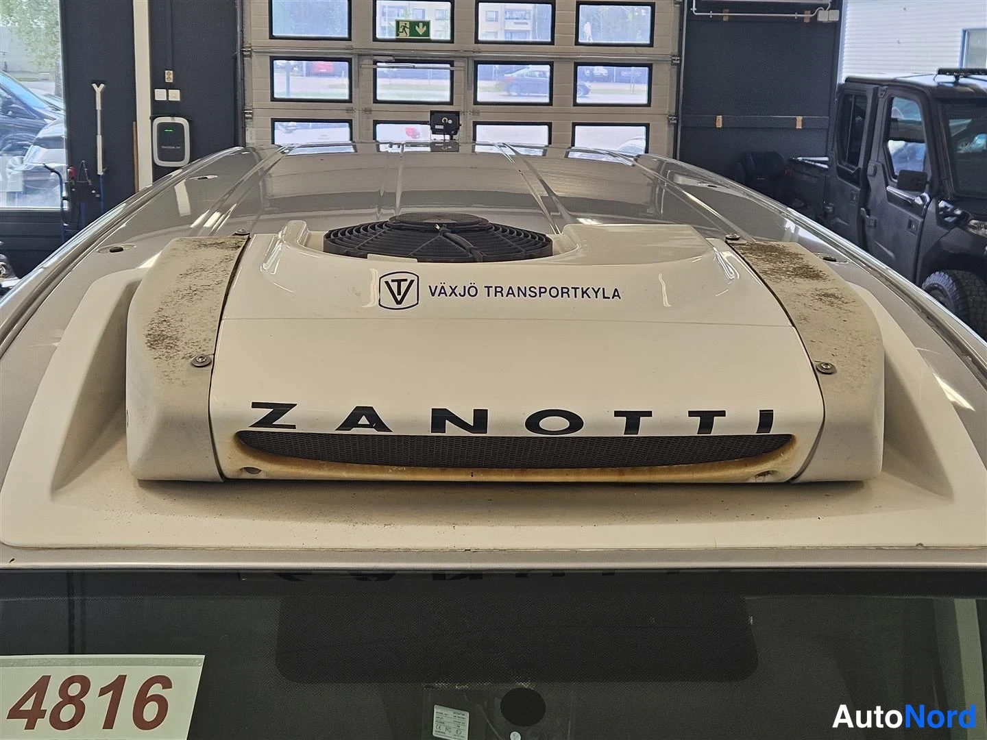 Yksityiskohta: Pakettiauton katolle asennettu valkoinen Zanotti kaappijäähyaine, teksti VÄXJÖ TRANSPORTKYLA ja numero 4816 tuulilasissa.