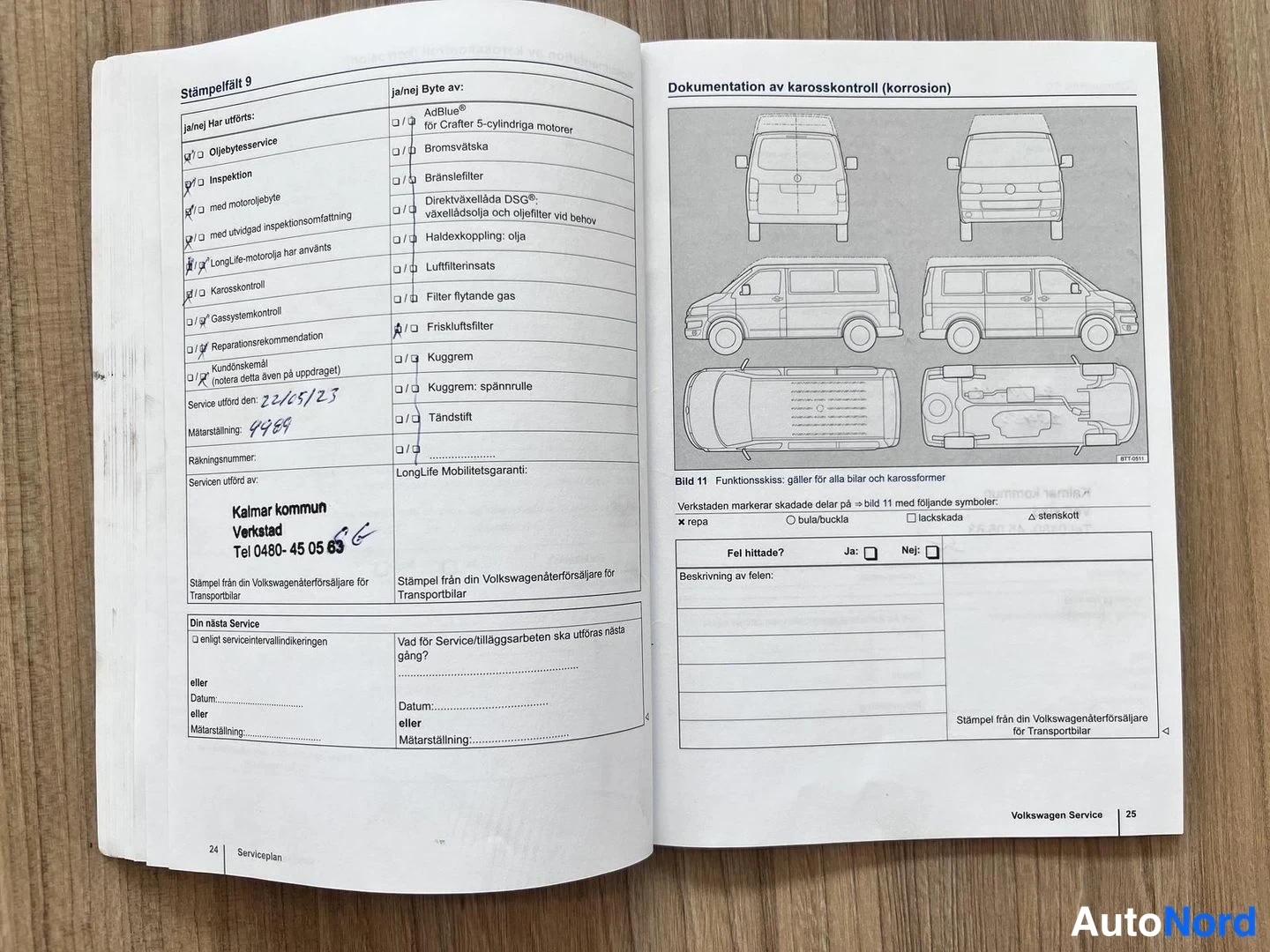 Muu: Servicebuch aufgeschlagen: Stempelfeld 9 mit Einträgen vom 22/6/23 und Kilometerstand 9484, auf rechter Seite eine Korrosionskontrollseite